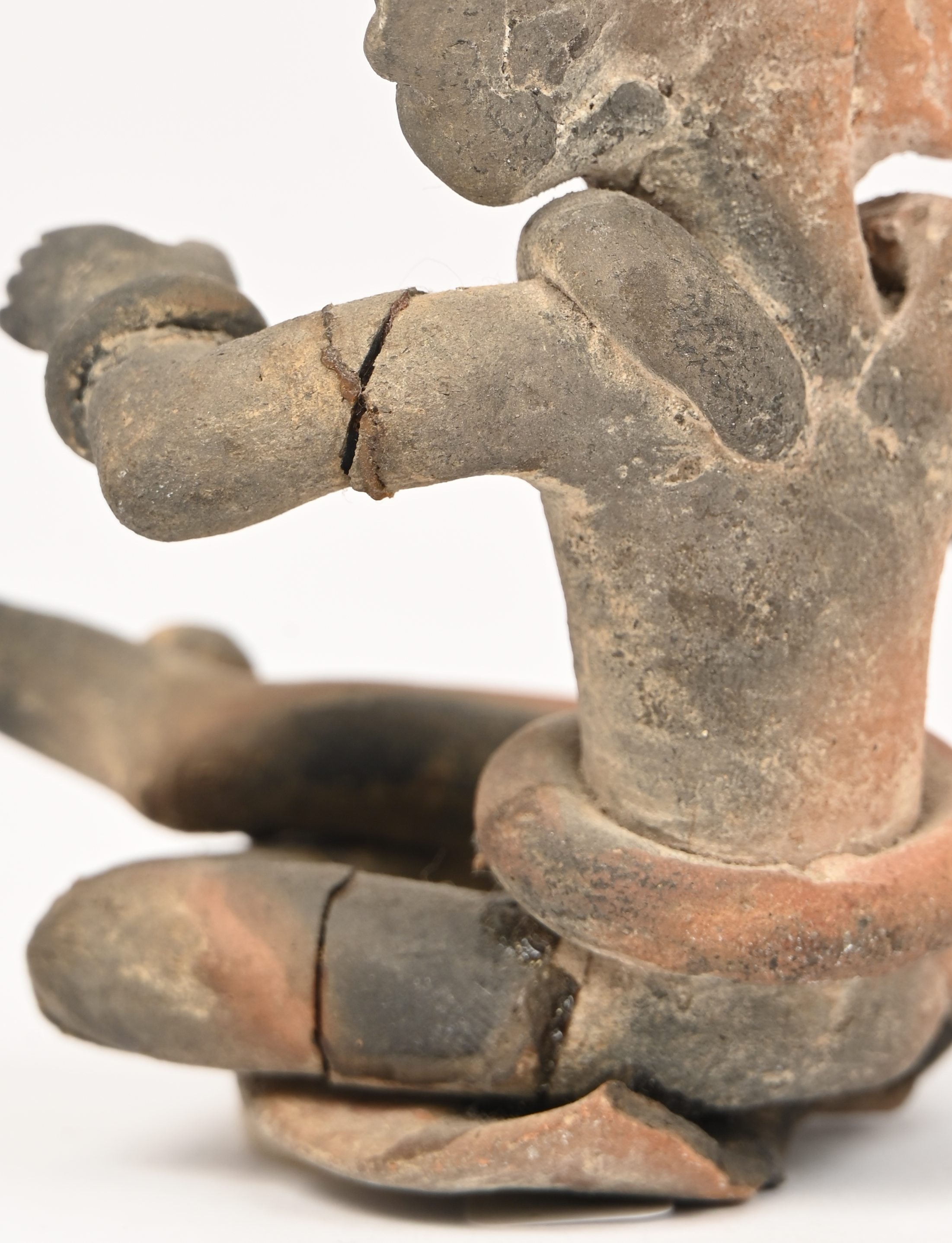 Drie aardewerken beeldjes van gezeten figuren met hoofdtooi en vaatwerk in de hand. In precolumbiaanse stijl Drie aardewerken beeldjes van gezeten figuren met hoofdtooi en vaatwerk in de hand. In precolumbiaanse stijl.