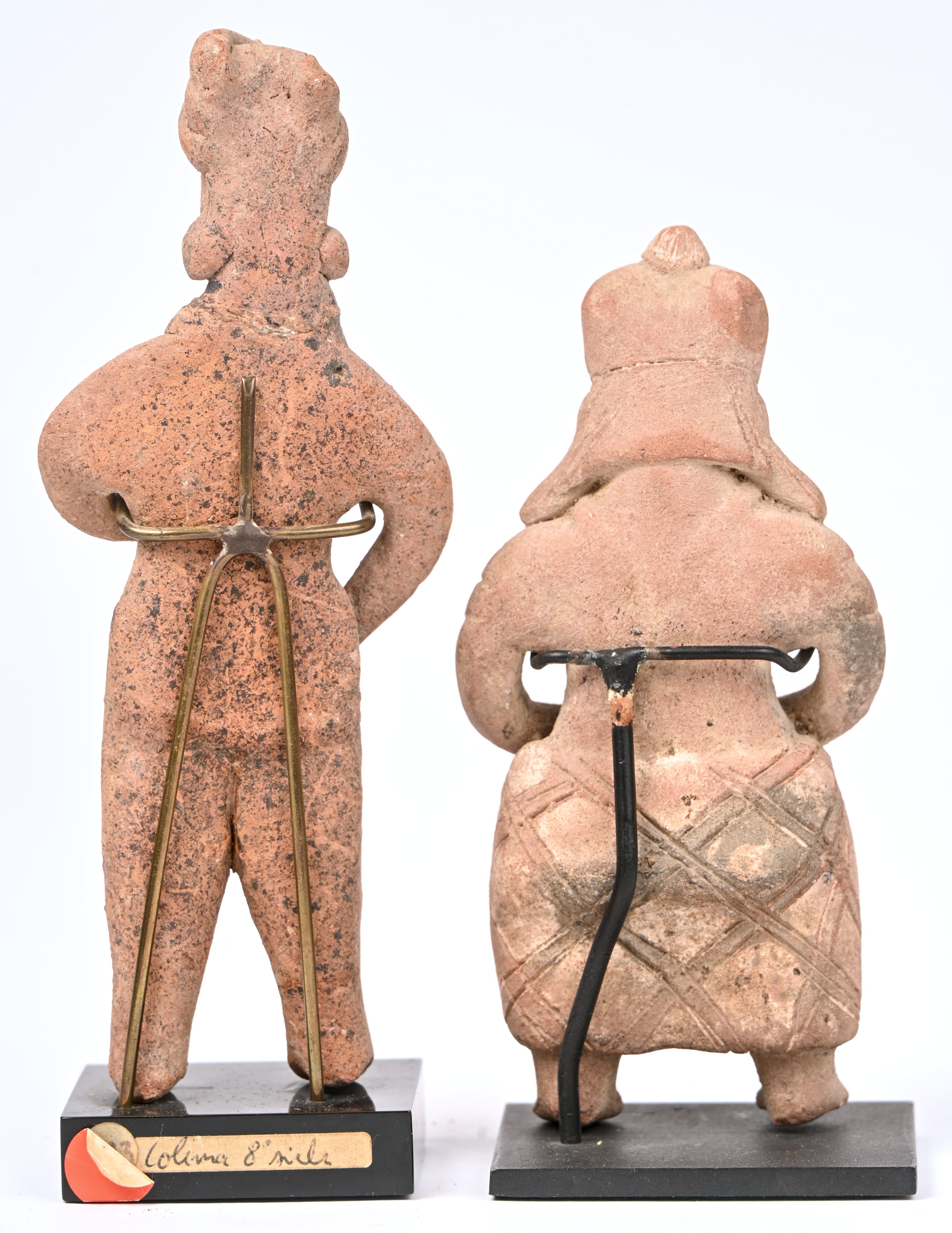 Twee aardewerken beeldjes van staande figuren met hoofdtooi. In precolumbiaanse stijl Twee aardewerken beeldjes van staande figuren met hoofdtooi. In precolumbiaanse stijl.