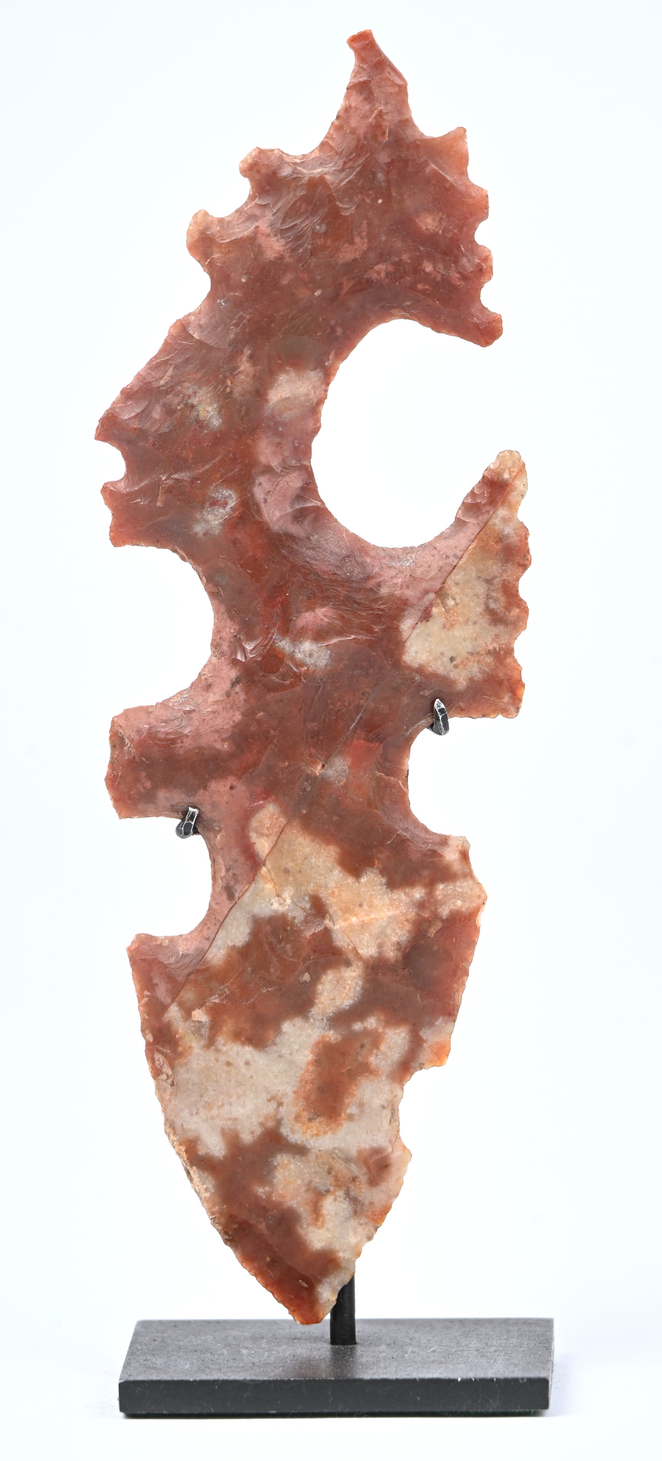 Een ceremonieel mes van silex in precolumbiaanse stijl, in de vorm van een krijger Een ceremonieel mes van silex in precolumbiaanse stijl, in de vorm van een krijger.