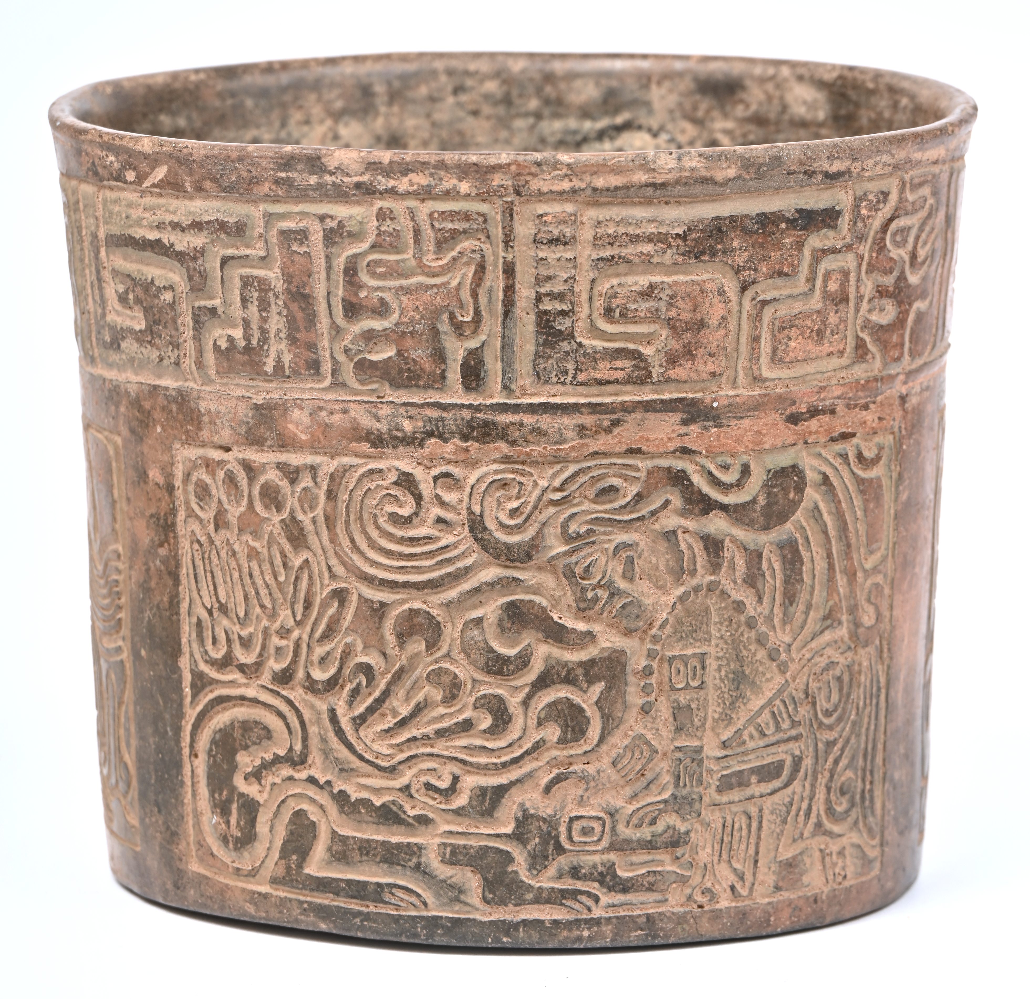 Een precolumbiaanse vaas van aardewerk met figuren en dieren in relief, in precolumbiaanse stijl Een precolumbiaanse vaas van aardewerk met figuren en dieren in relief, in precolumbiaanse stijl.