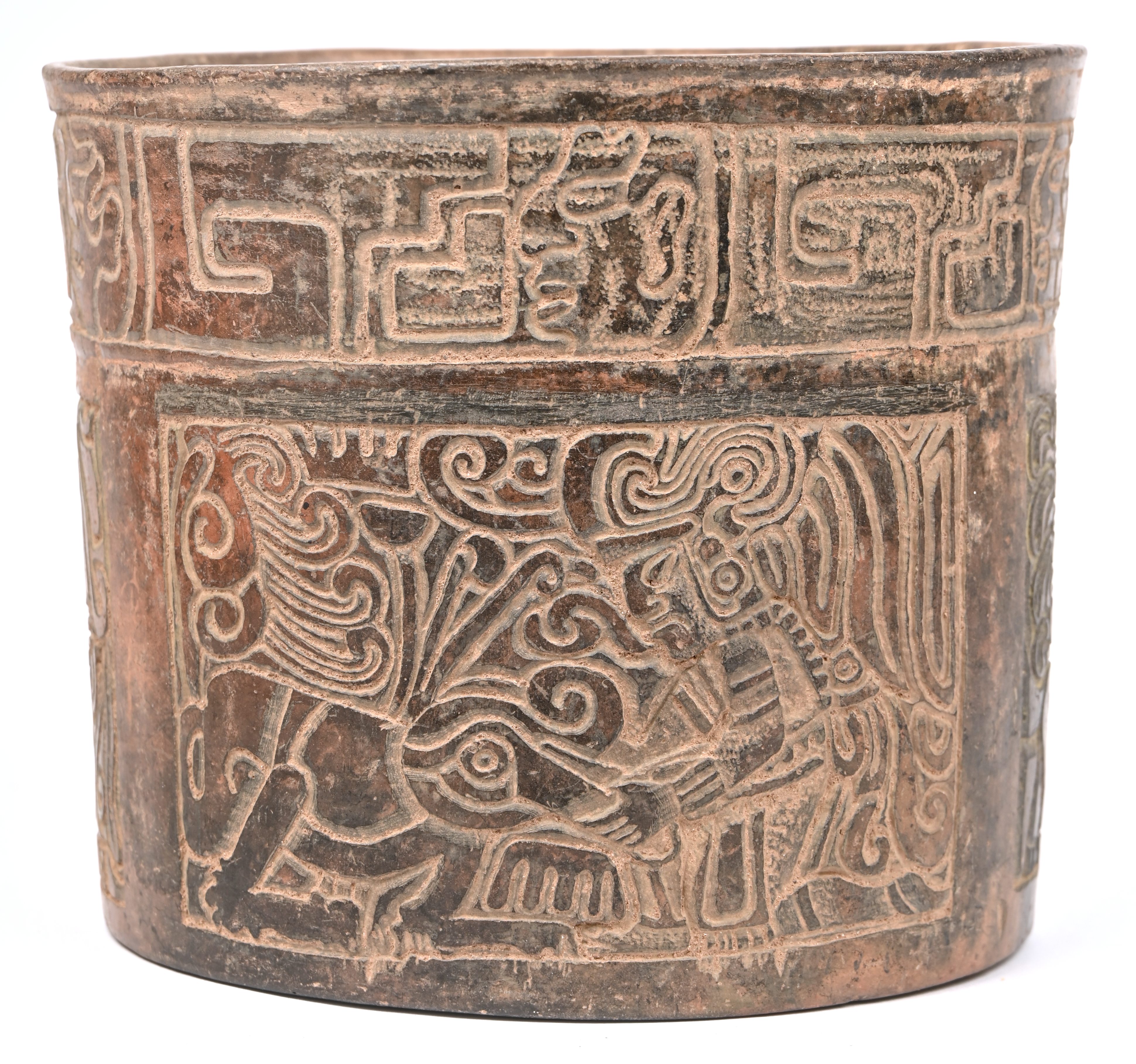 Een precolumbiaanse vaas van aardewerk met figuren en dieren in relief, in precolumbiaanse stijl Een precolumbiaanse vaas van aardewerk met figuren en dieren in relief, in precolumbiaanse stijl.