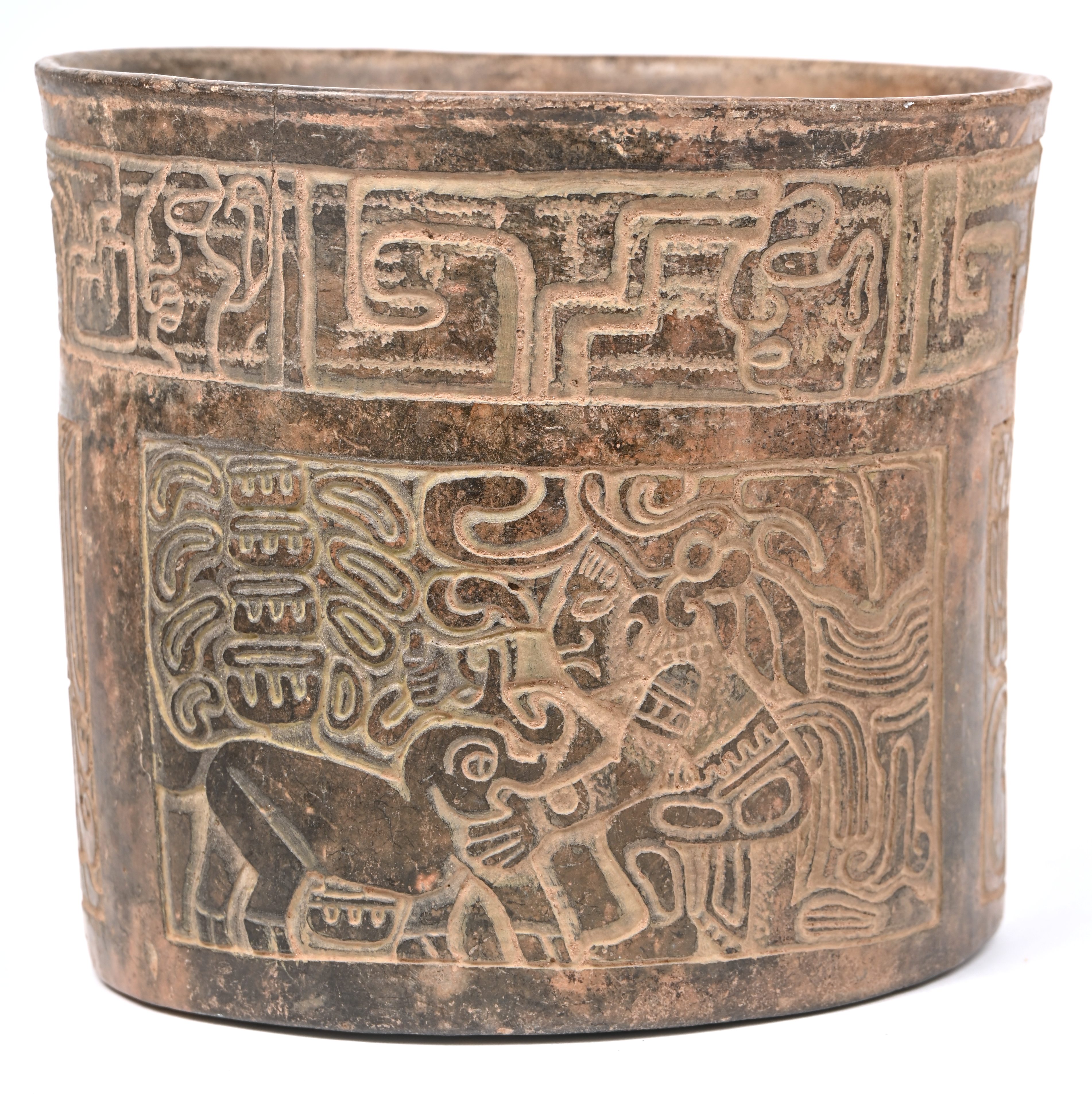 Een precolumbiaanse vaas van aardewerk met figuren en dieren in relief, in precolumbiaanse stijl Een precolumbiaanse vaas van aardewerk met figuren en dieren in relief, in precolumbiaanse stijl.