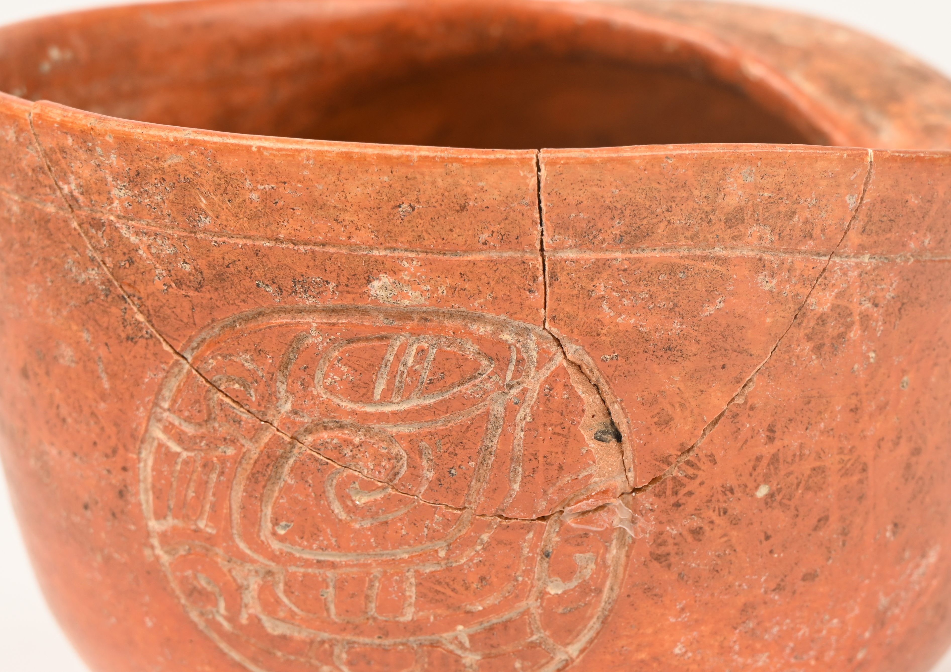 Een vaas in de vorm van een slakschelp. Rood aardewerk met tekening in relief, in precolumbiaanse Maya-stijl. Met herstelling aan de rand Een vaas in de vorm van een slakschelp. Rood aardewerk met tekening in relief, in precolumbiaanse Maya-stijl. Met herstelling aan de rand.