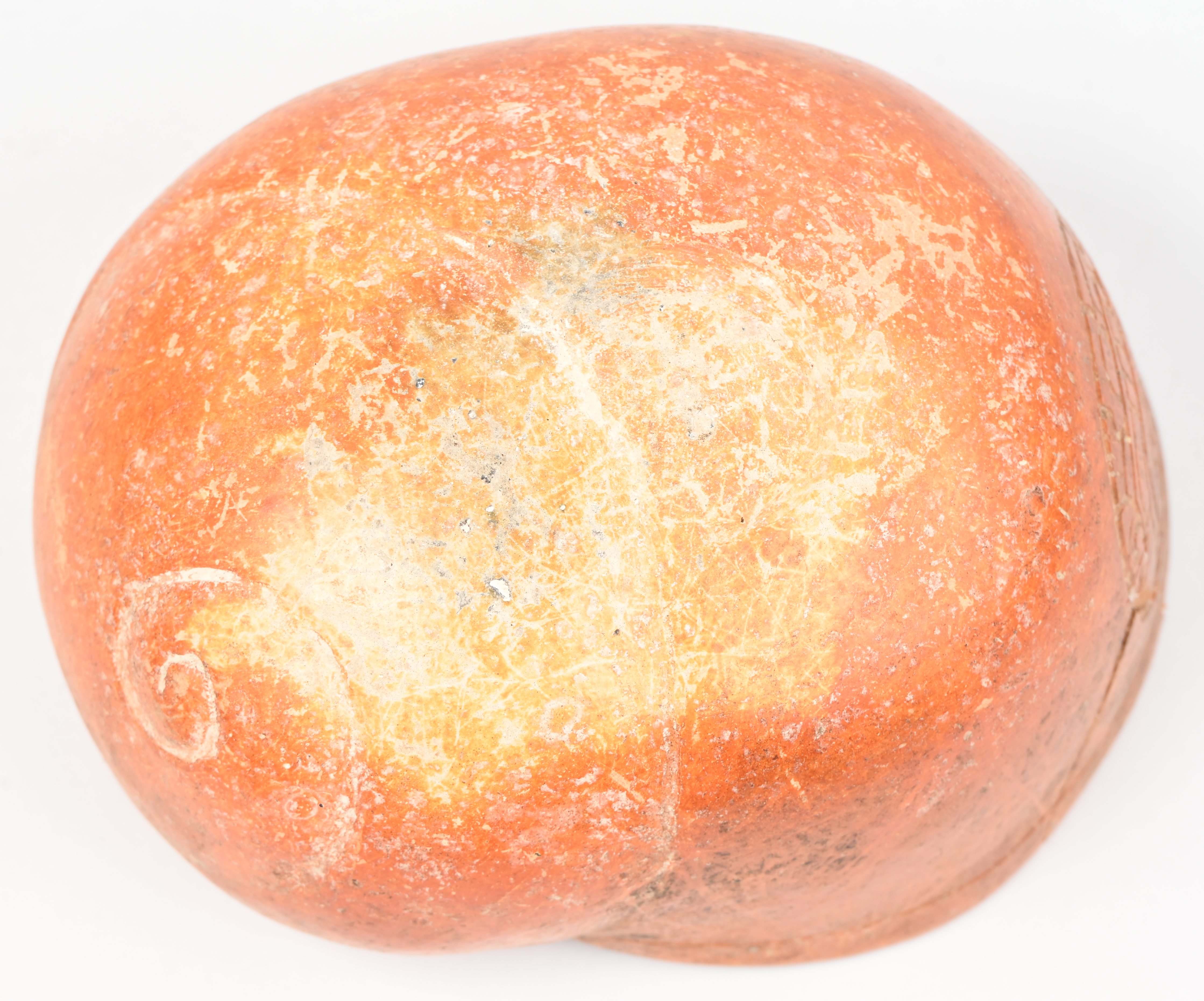 Een vaas in de vorm van een slakschelp. Rood aardewerk met tekening in relief, in precolumbiaanse Maya-stijl. Met herstelling aan de rand Een vaas in de vorm van een slakschelp. Rood aardewerk met tekening in relief, in precolumbiaanse Maya-stijl. Met herstelling aan de rand.