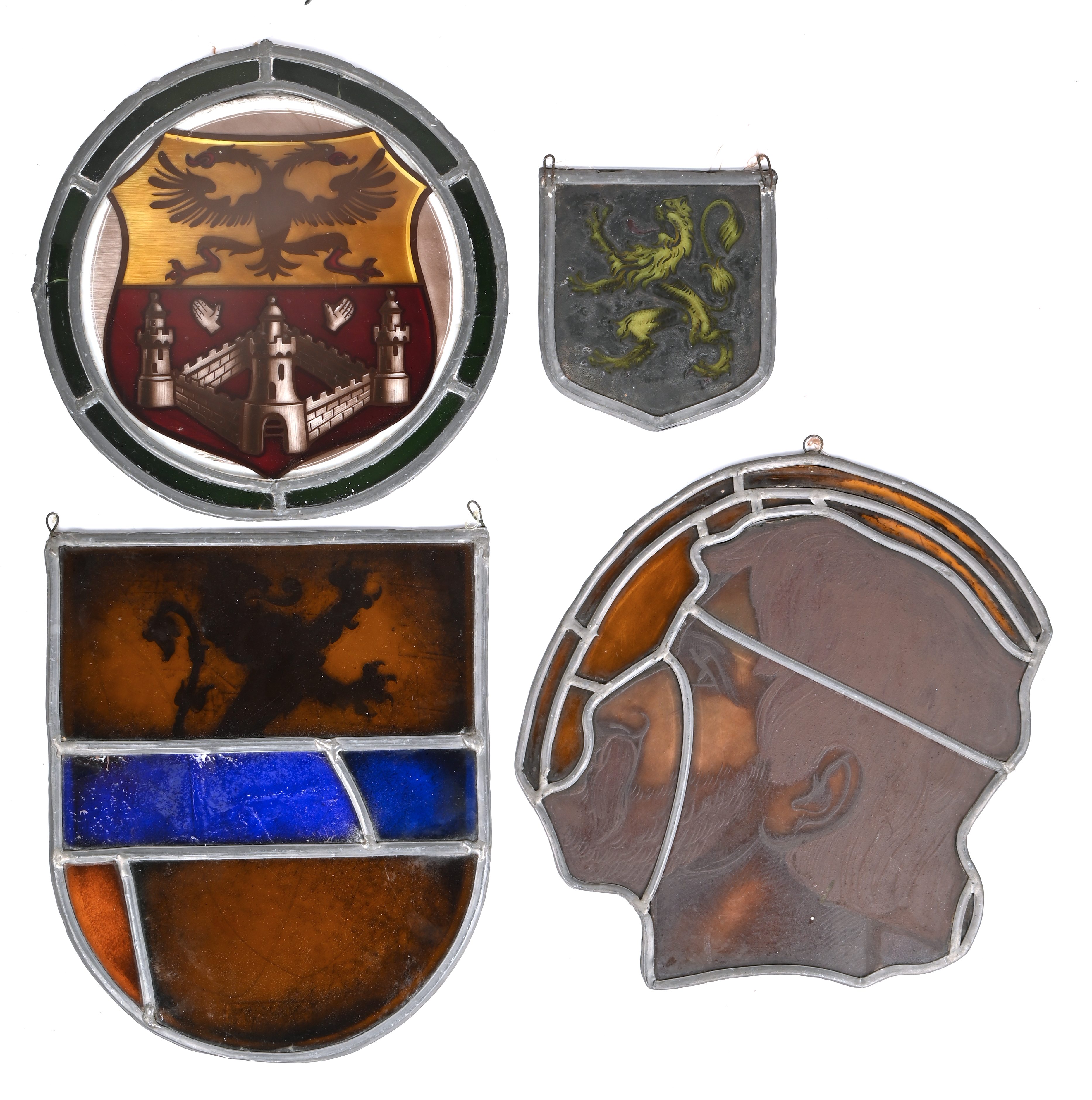 Een lot van 4 glas-in-loodramen, Antwerpen, een mannenhoofd en 2 x de Vlaamse leeuw Een lot van 4 glas-in-loodramen, Antwerpen, een mannenhoofd en 2 x de Vlaamse leeuw.