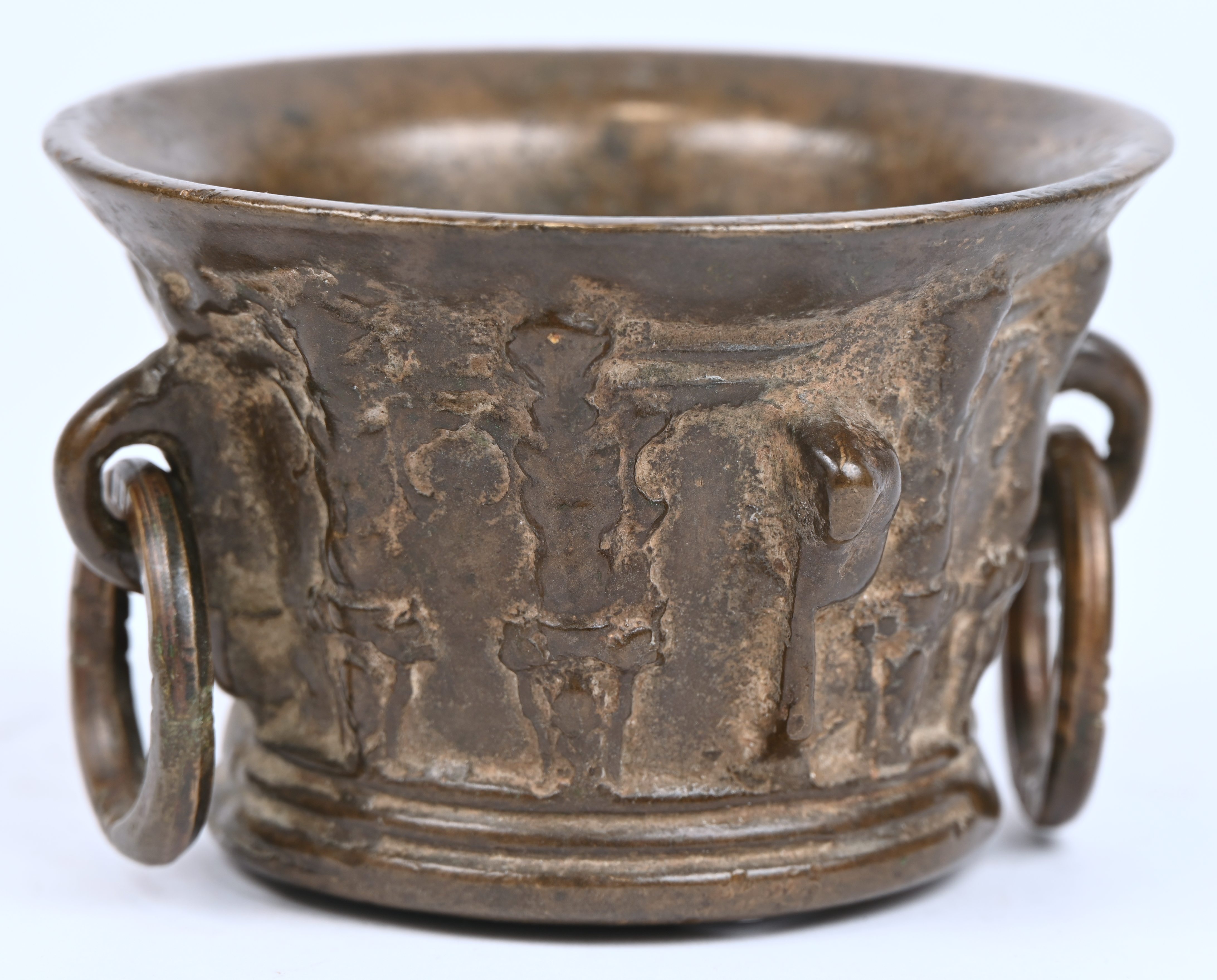 Een bronzen vijzel in Gotische stijl Een bronzen vijzel in Gotische stijl.