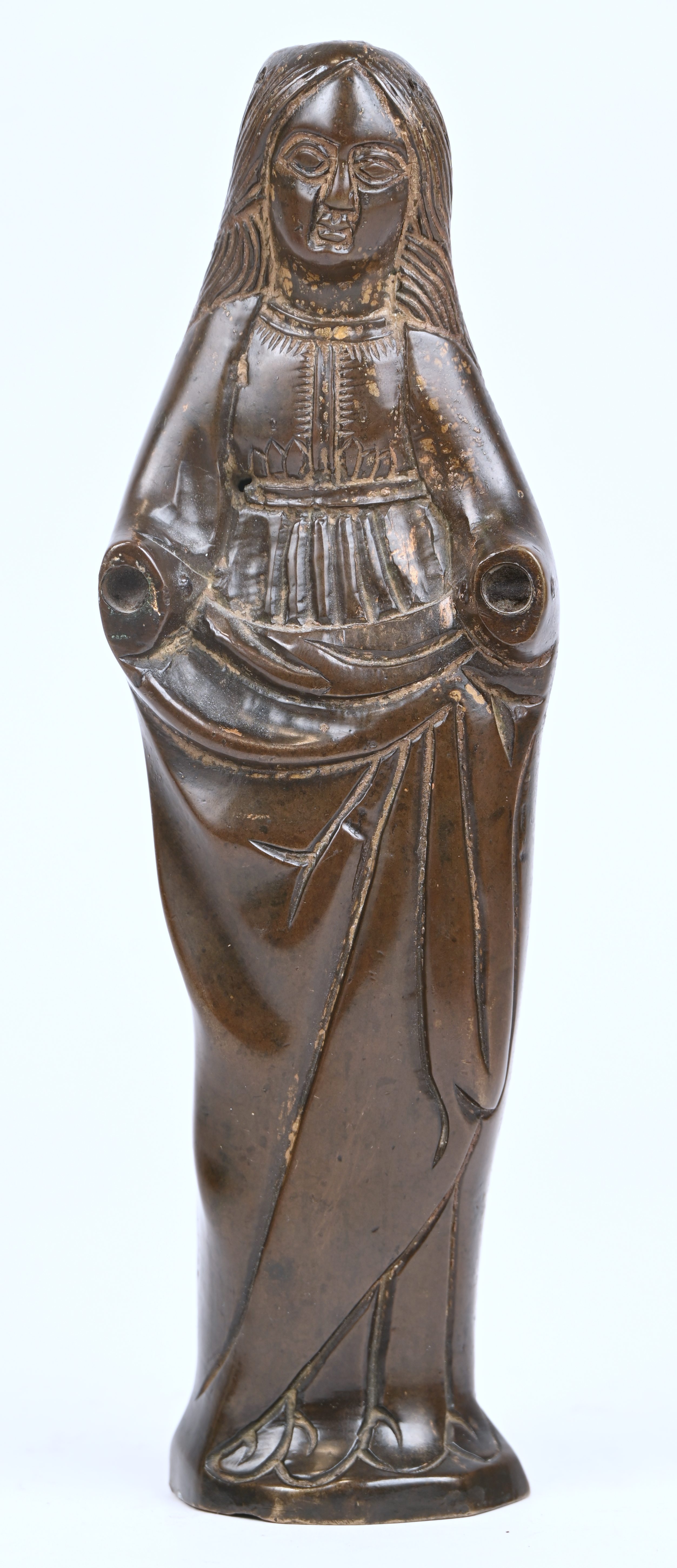 Een beeldje van een edeldame van gepatineerd brons. De handen zijn manco Een beeldje van een edeldame van gepatineerd brons. De handen zijn manco.