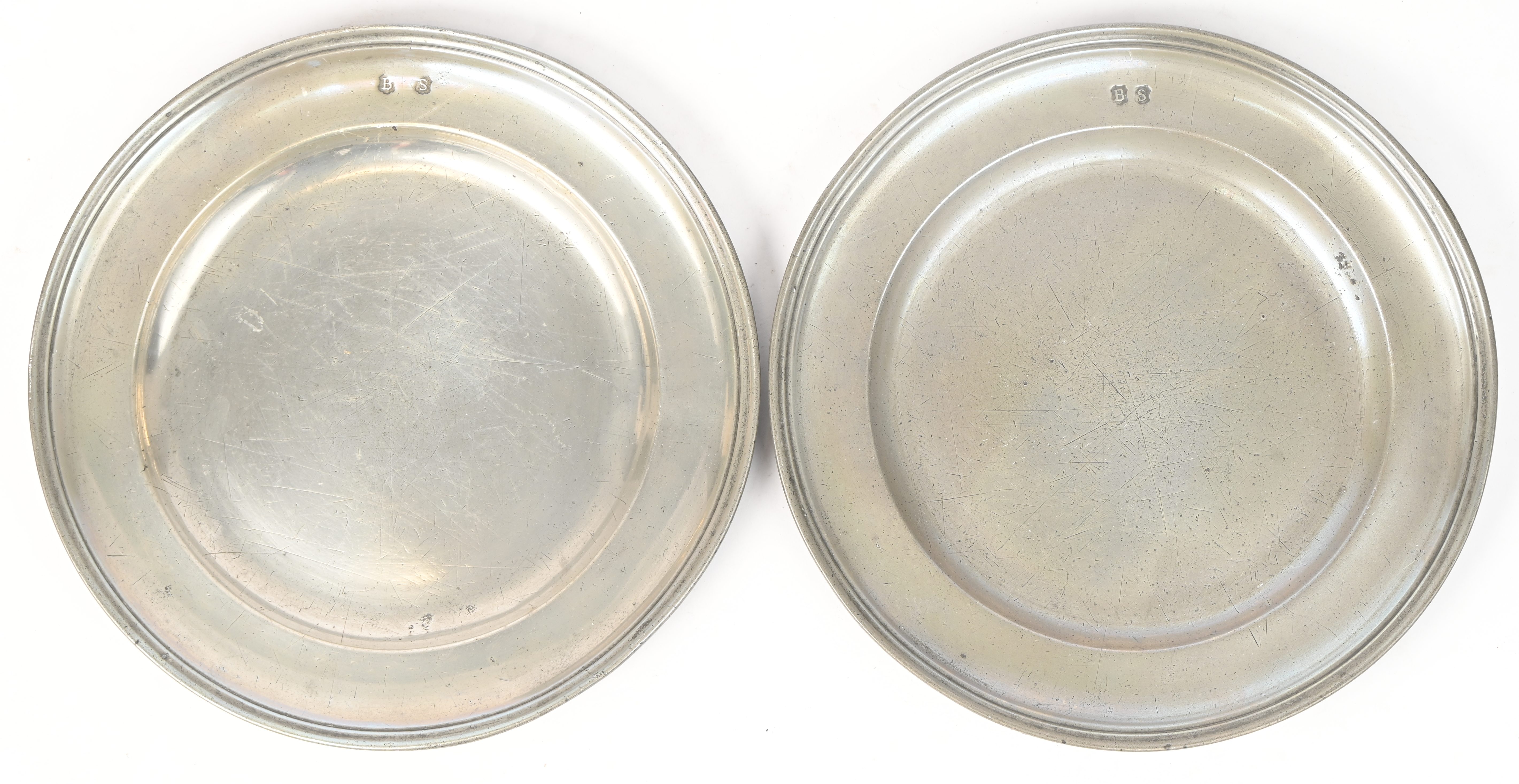 Twee antieke tinnen borden, met een gezamelijk brutogewicht van 1,2 kg Twee antieke tinnen borden, met een gezamelijk brutogewicht van 1,2 kg.