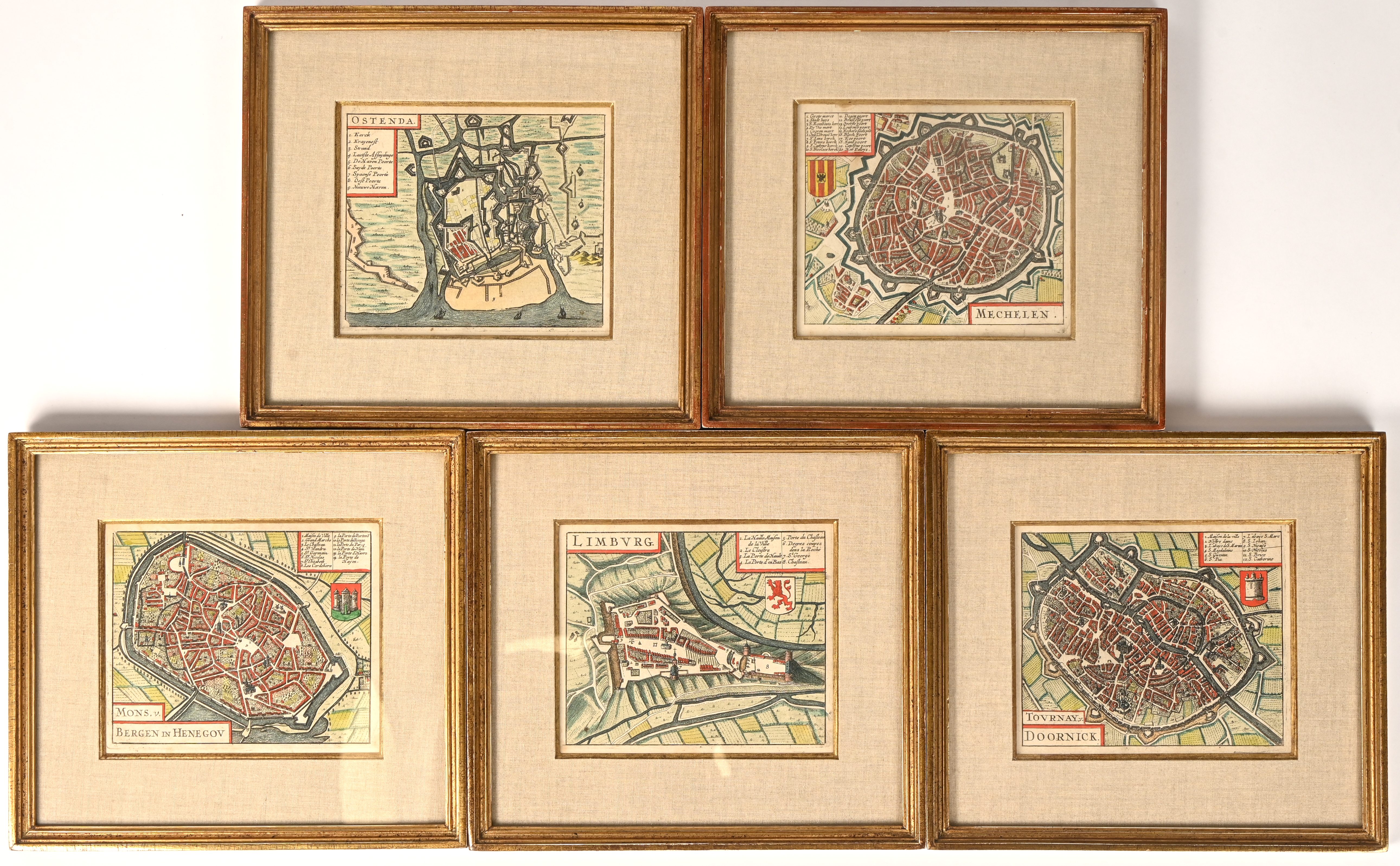 ‘Ostenda’, ‘Mechelen’, ‘Doornick’, ‘Limburg’ en ‘Bergen in Henegou’. Vijf ingekleurde antieke stadskaarten ‘Ostenda’, ‘Mechelen’, ‘Doornick’, ‘Limburg’ en ‘Bergen in Henegou’. Vijf ingekleurde antieke stadskaarten.