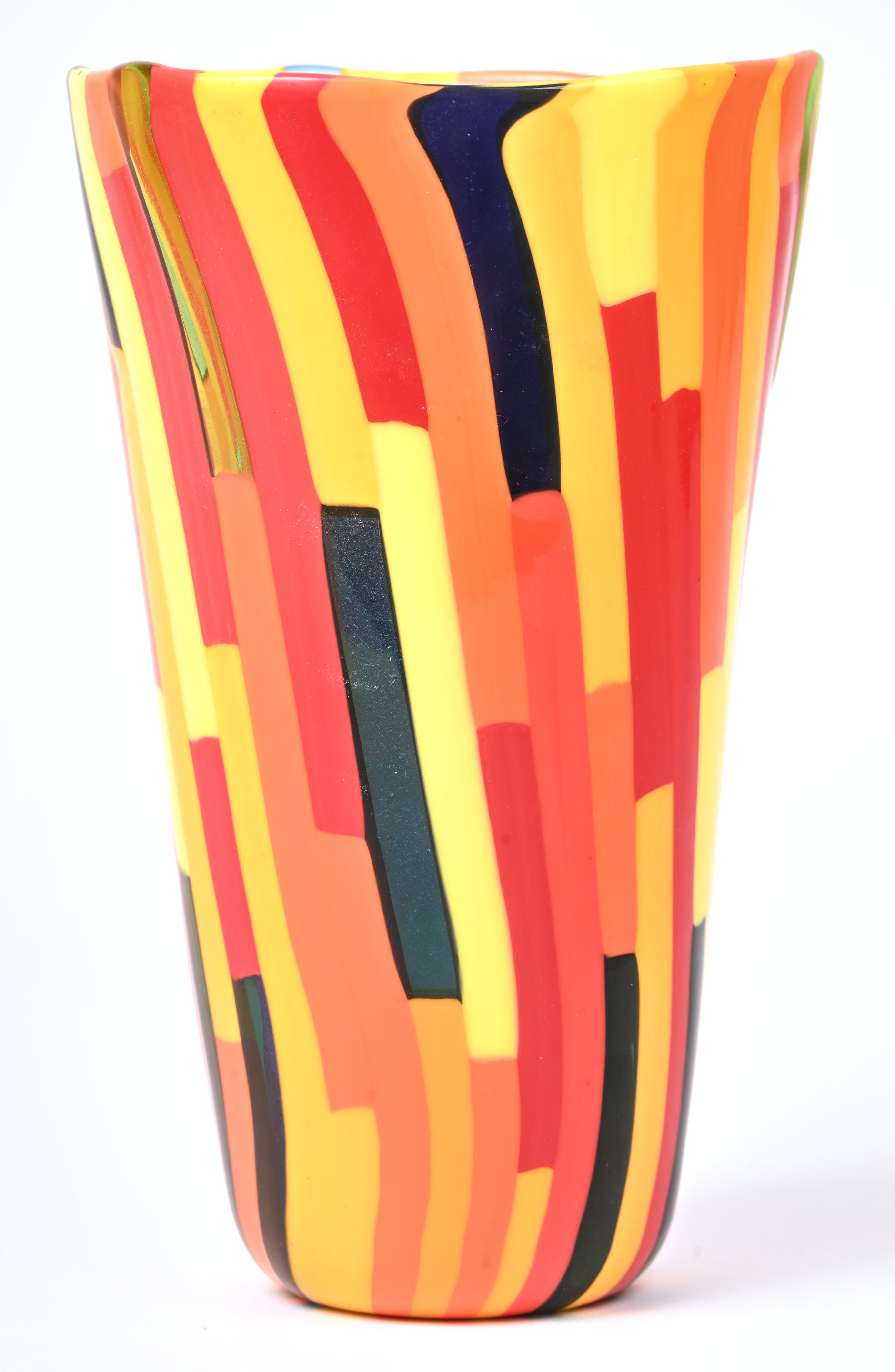 Een meerkleurige glazen vaas, met label gemerkt Murano, aangekocht bij Do Maghi, Venezia Een meerkleurige glazen vaas, met label gemerkt Murano, aangekocht bij Do Maghi, Venezia.