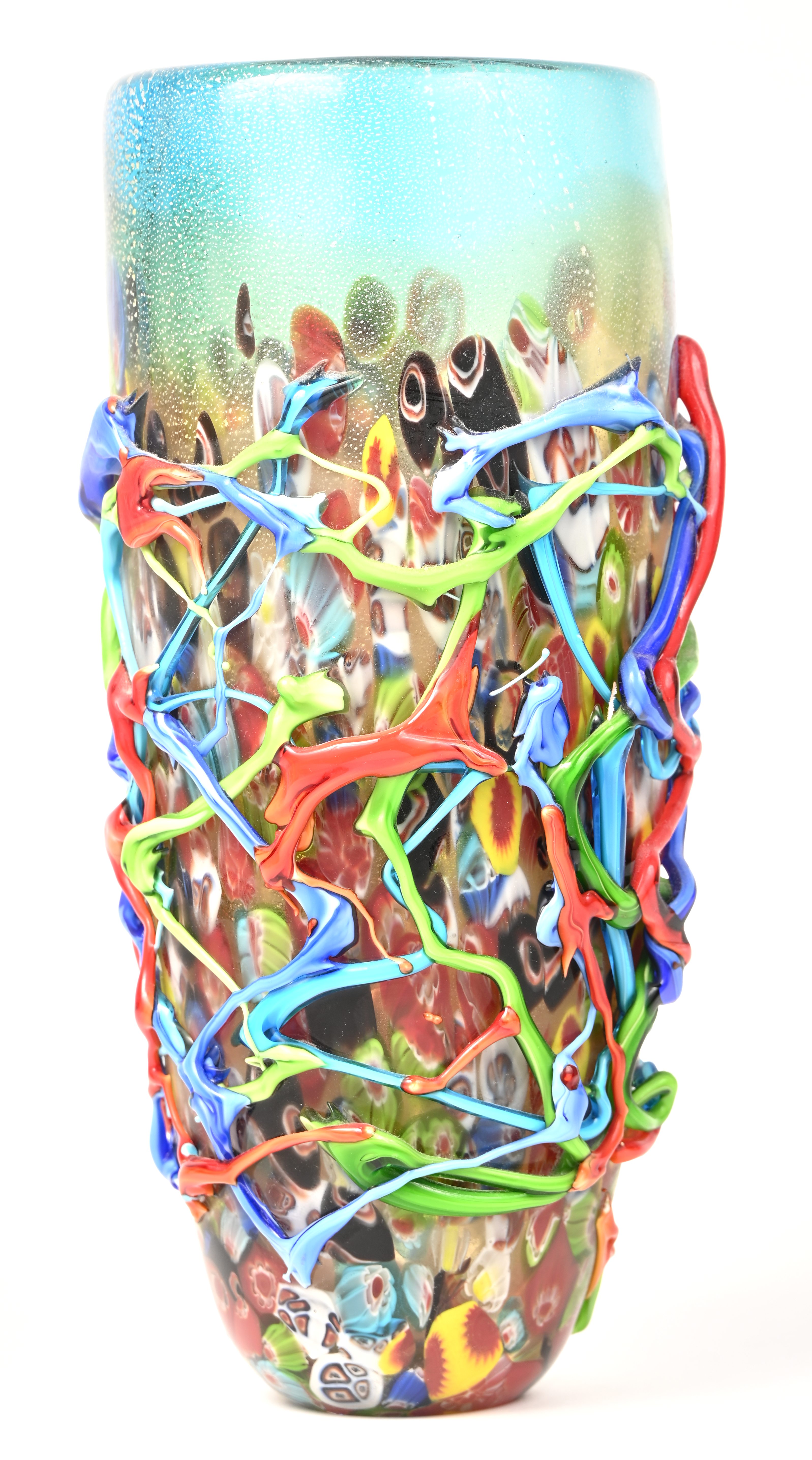 Een moderne meerkleurige glazen vaas, niet gemerkt Een moderne meerkleurige glazen vaas, niet gemerkt.