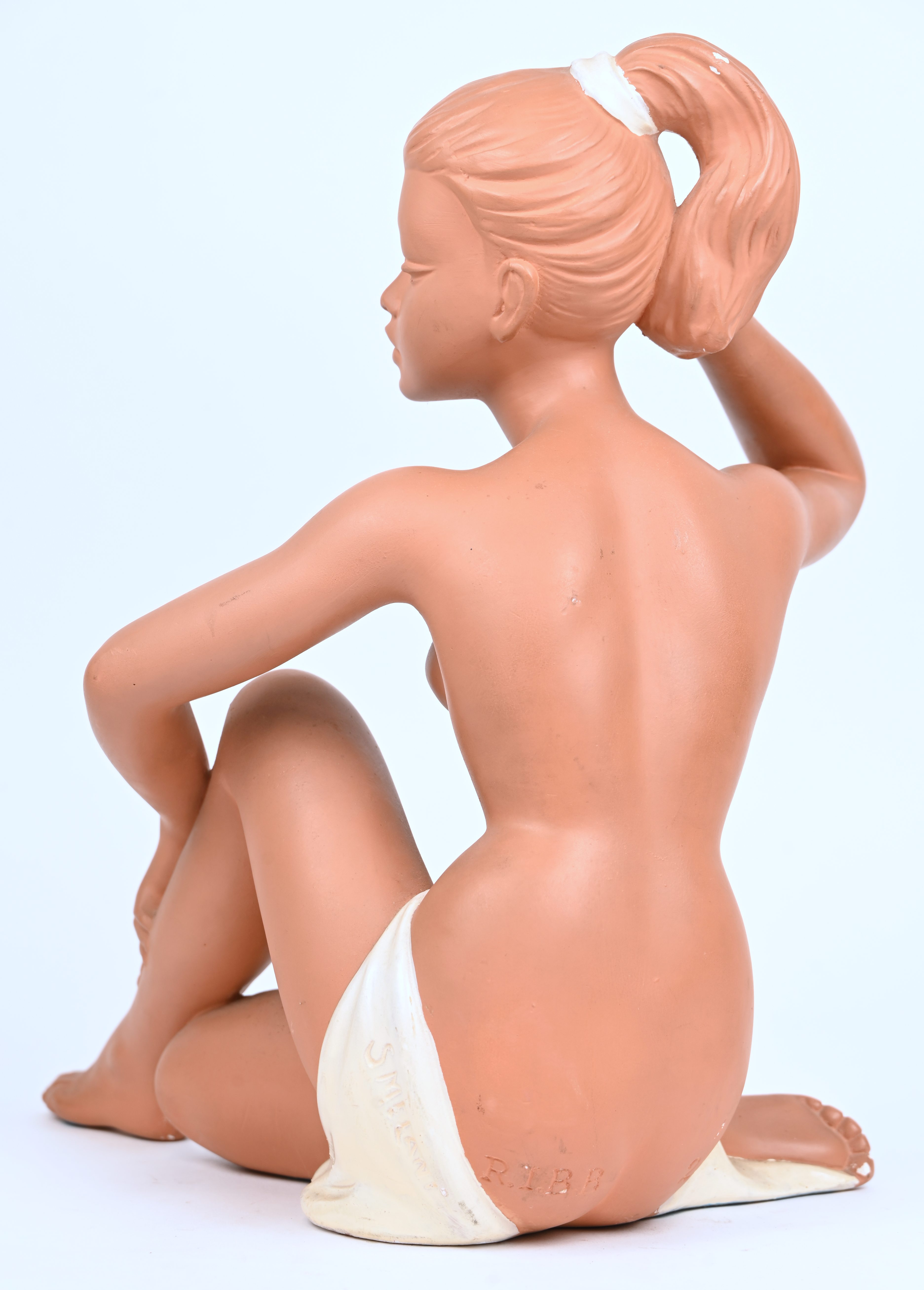 Een vintage plaasteren beeld van een gezeten halfnaakte dame. Gemerkt S. Melani en genummerd. Kleine slijtage Een vintage plaasteren beeld van een gezeten halfnaakte dame. Gemerkt S. Melani en genummerd. Kleine slijtage.