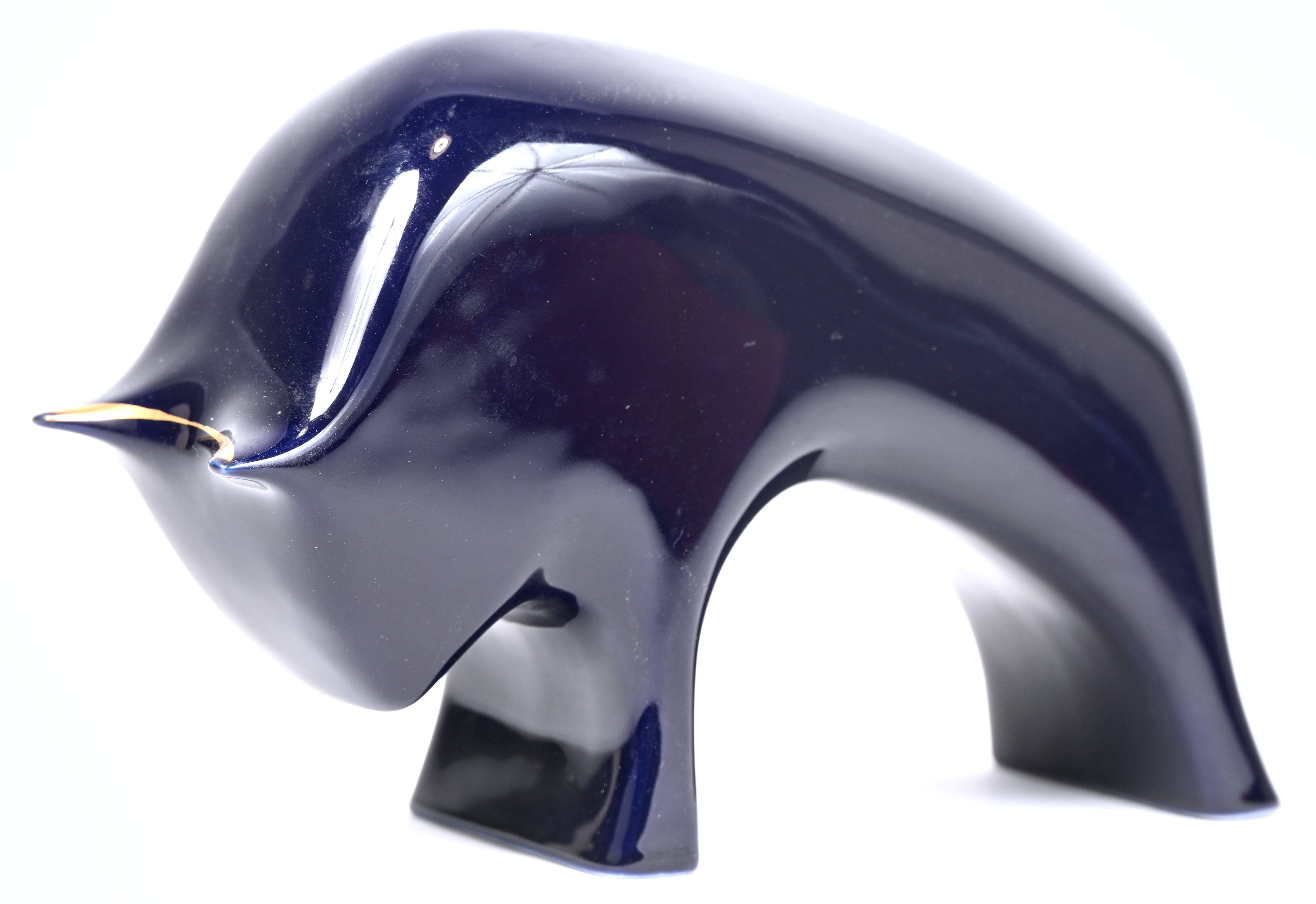 Een modernistische kobaltblauwe porseleinen stier, onderaan gemerkt Een modernistische kobaltblauwe porseleinen stier, onderaan gemerkt.
