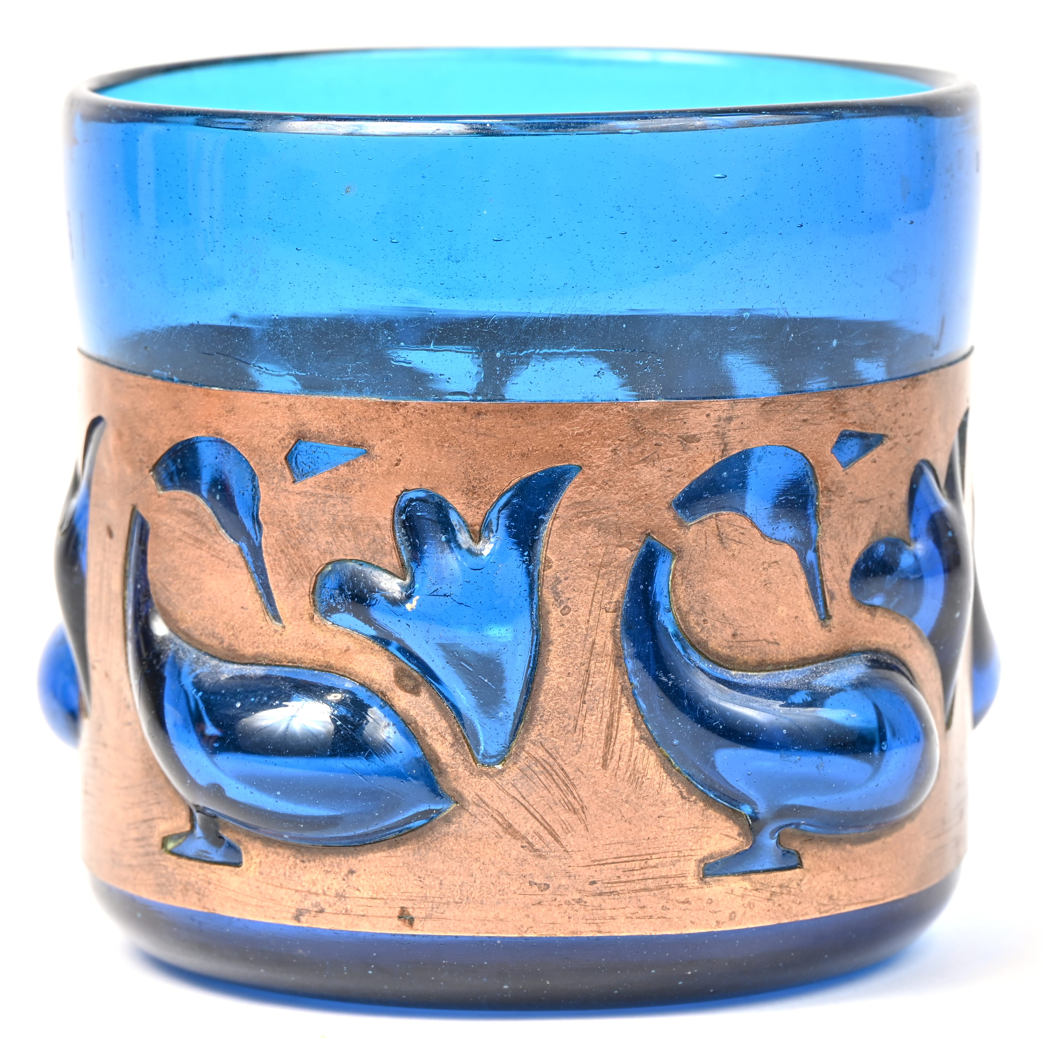 Een brutalistische vaas, blauw glas in koper, niet gemerkt Een brutalistische vaas, blauw glas in koper, niet gemerkt.