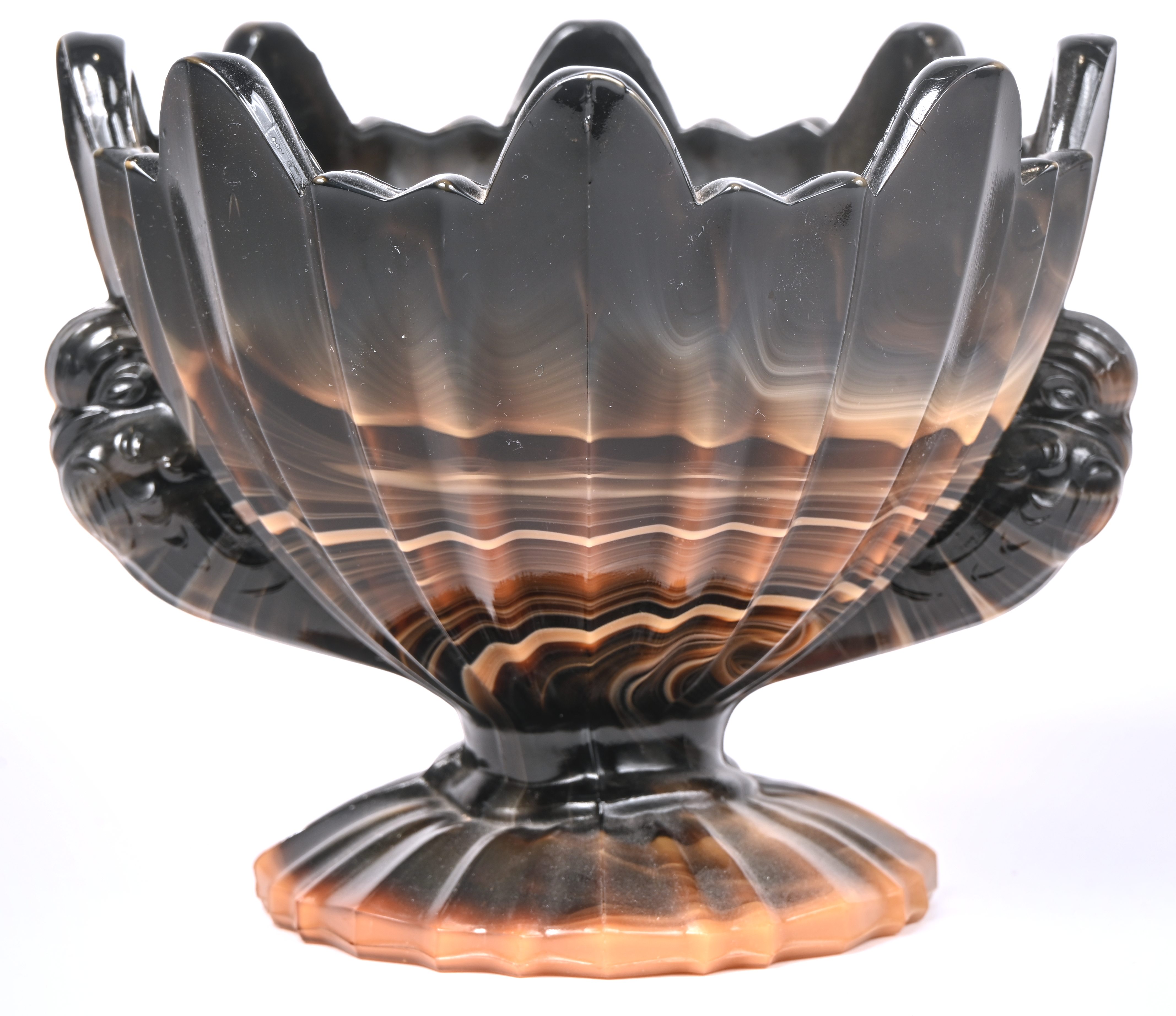 Een persglas schaal in art-deco stijl, geflankeerd door 2 vogeltjes Een persglas schaal in art-deco stijl, geflankeerd door 2 vogeltjes.