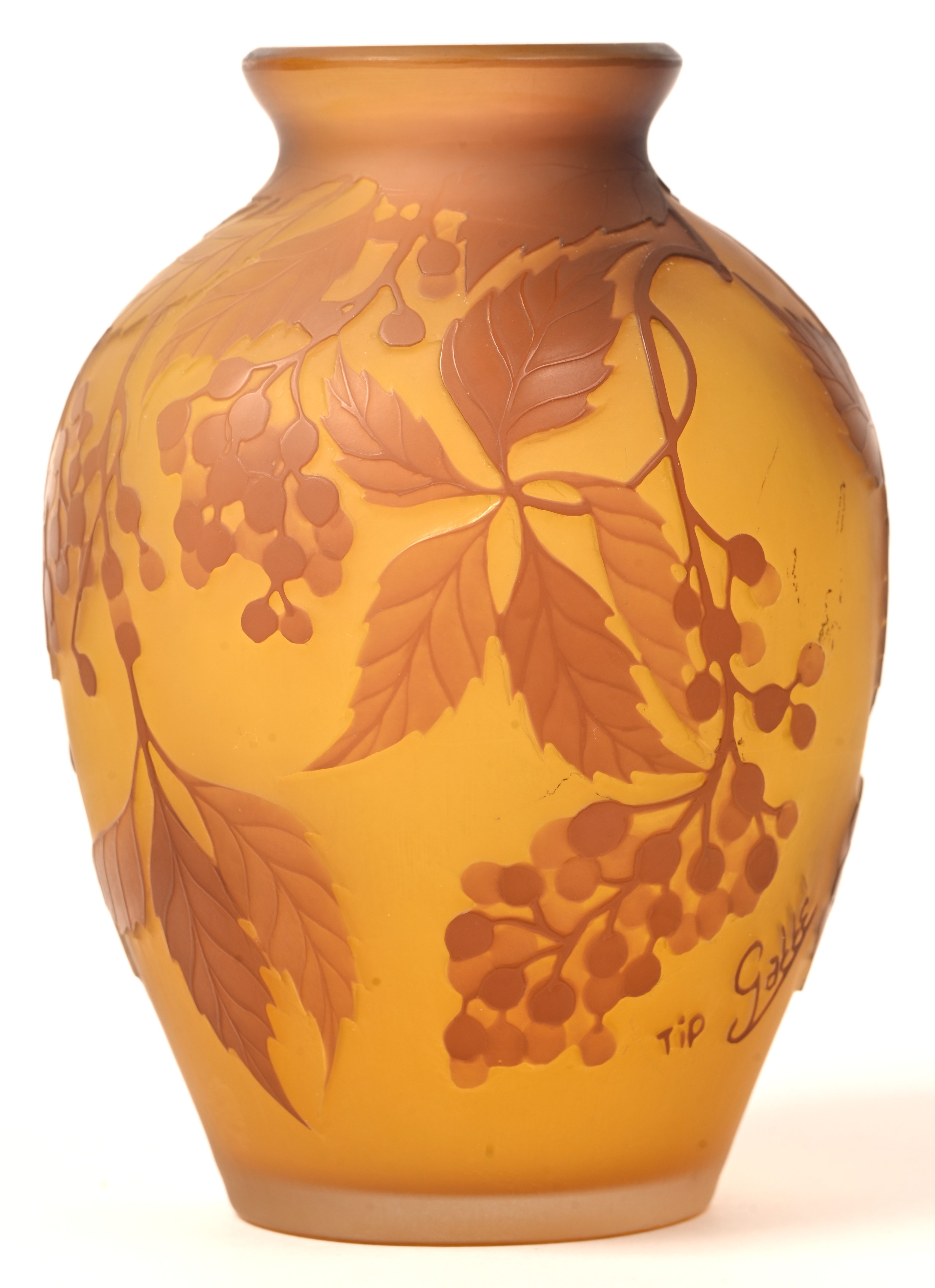 Een glaspasta vaas met natuurmotieven, draagt handtekening Gallé Een glaspasta vaas met natuurmotieven, draagt handtekening Gallé.