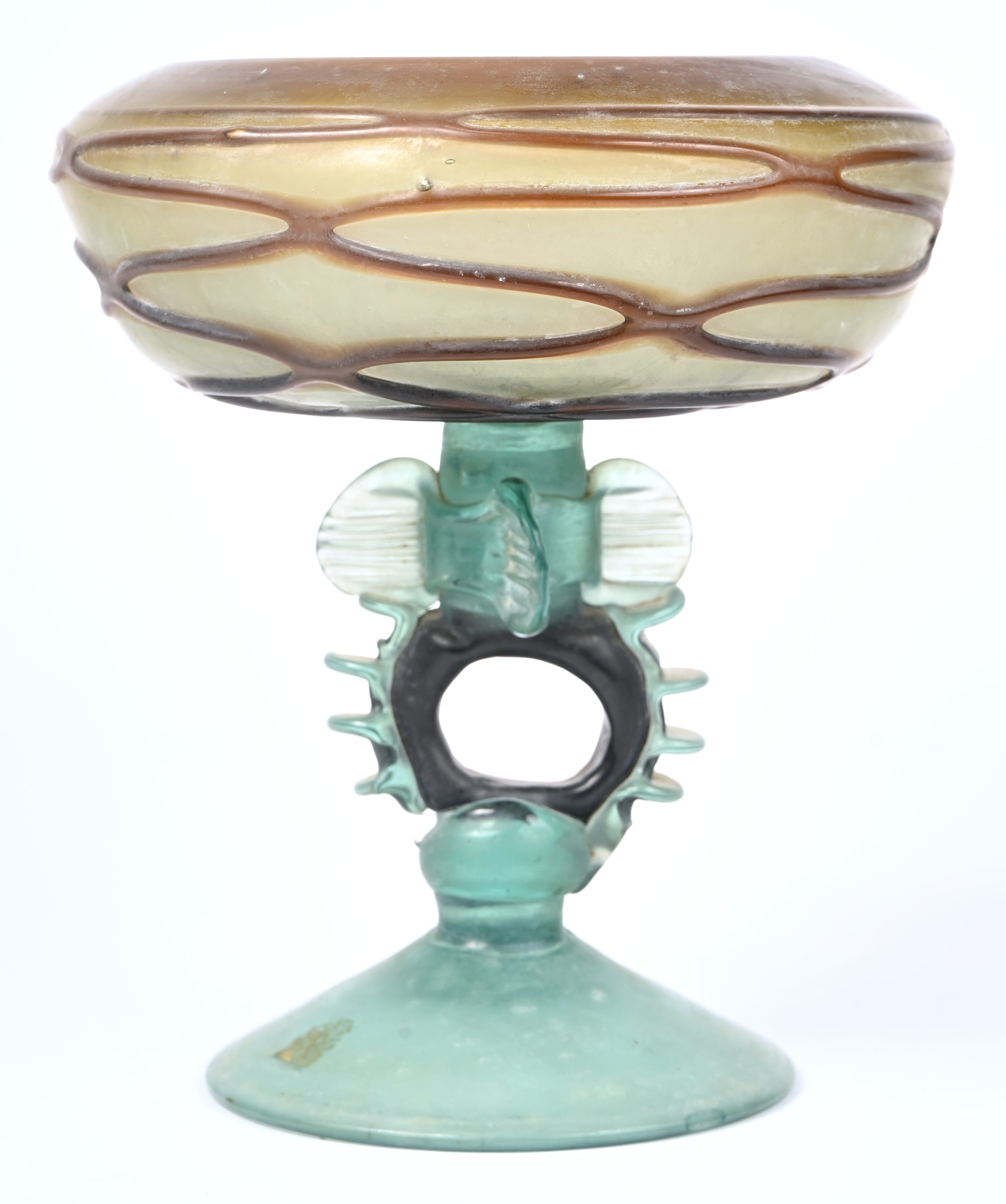 Een glazen schaal op voet in de geest van Loetz Een glazen schaal op voet in de geest van Loetz.