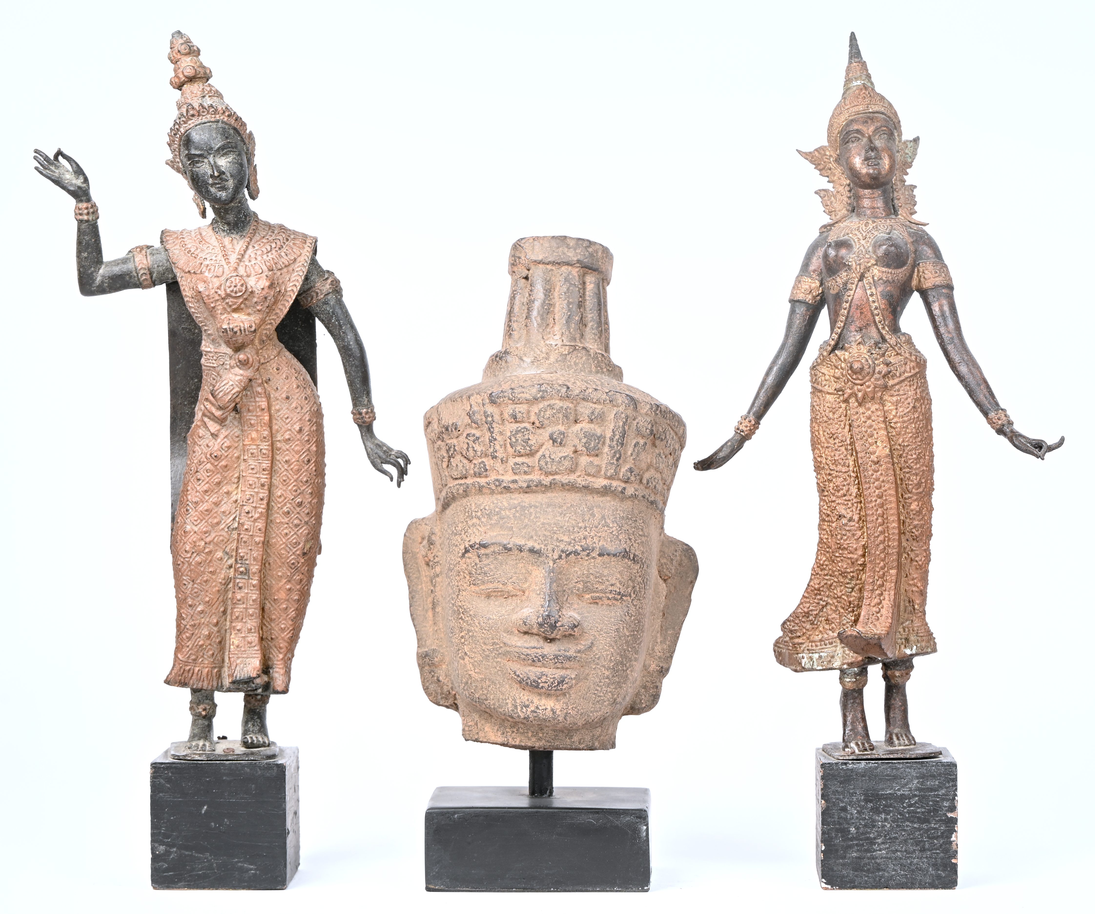 Twee kunstbronzen beelden van Thaise danseressen op houten sokkel, toegevoegd een kunststoffen Boeddha hoofd Twee kunstbronzen beelden van Thaise danseressen op houten sokkel, toegevoegd een kunststoffen Boeddha hoofd.