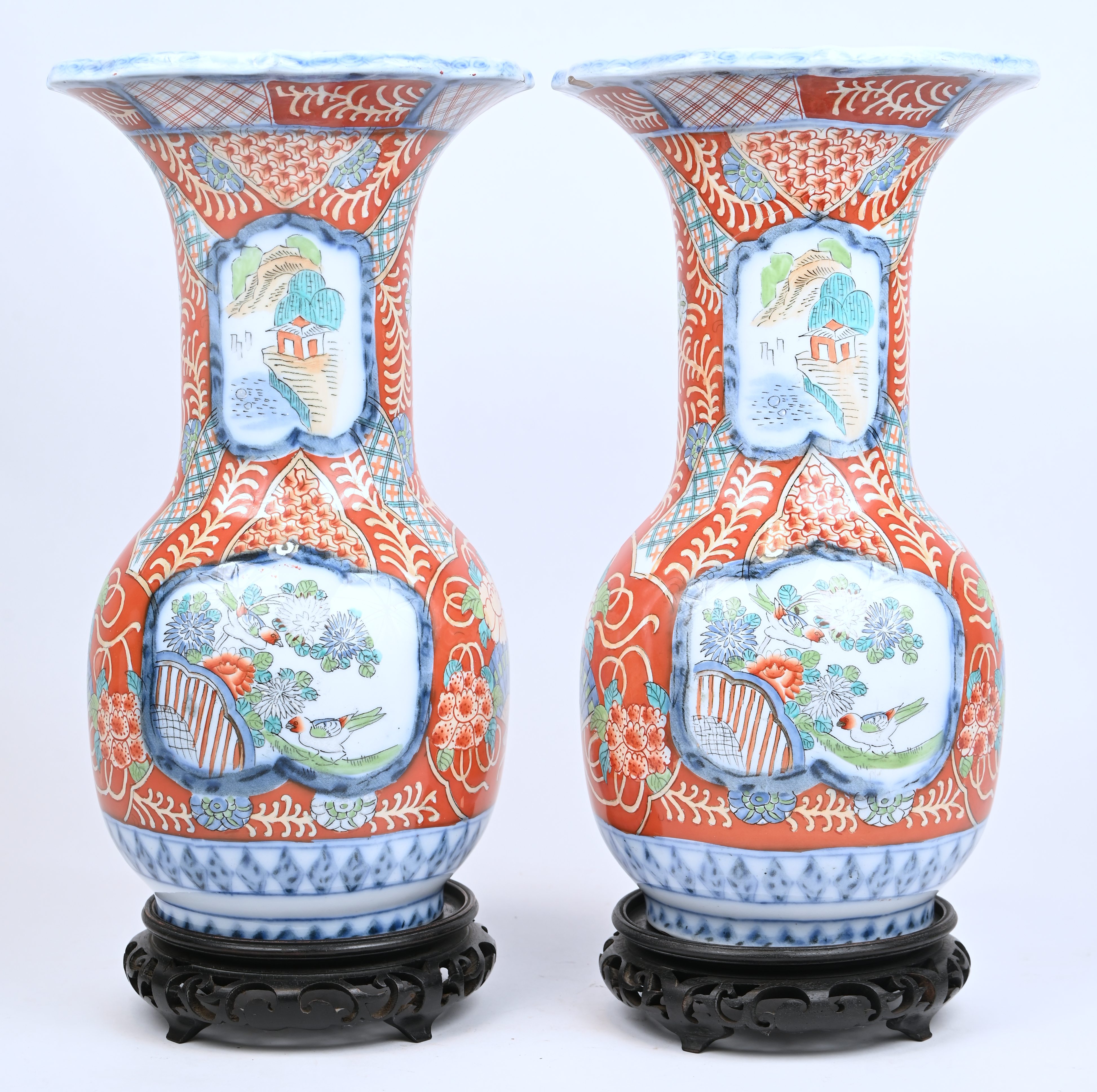 Een paar Japanse vazen van polychroom porselein. Onderaan gemerkt, tweede helft van de XXste eeuw. Eén vaas hersteld Een paar Japanse vazen van polychroom porselein. Onderaan gemerkt, tweede helft van de XXste eeuw. Eén vaas hersteld.