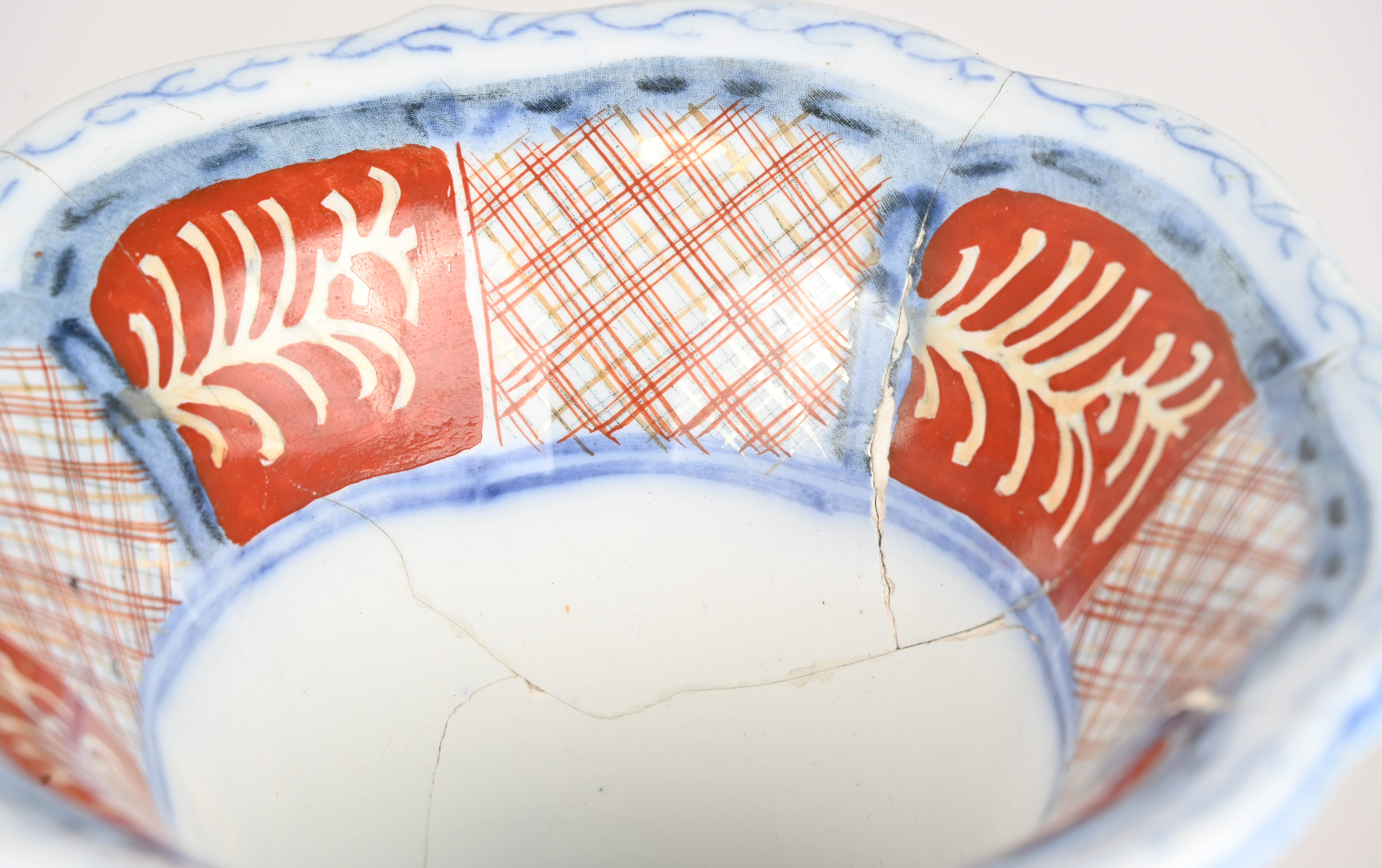 Een paar Japanse vazen van polychroom porselein. Onderaan gemerkt, tweede helft van de XXste eeuw. Eén vaas hersteld Een paar Japanse vazen van polychroom porselein. Onderaan gemerkt, tweede helft van de XXste eeuw. Eén vaas hersteld.