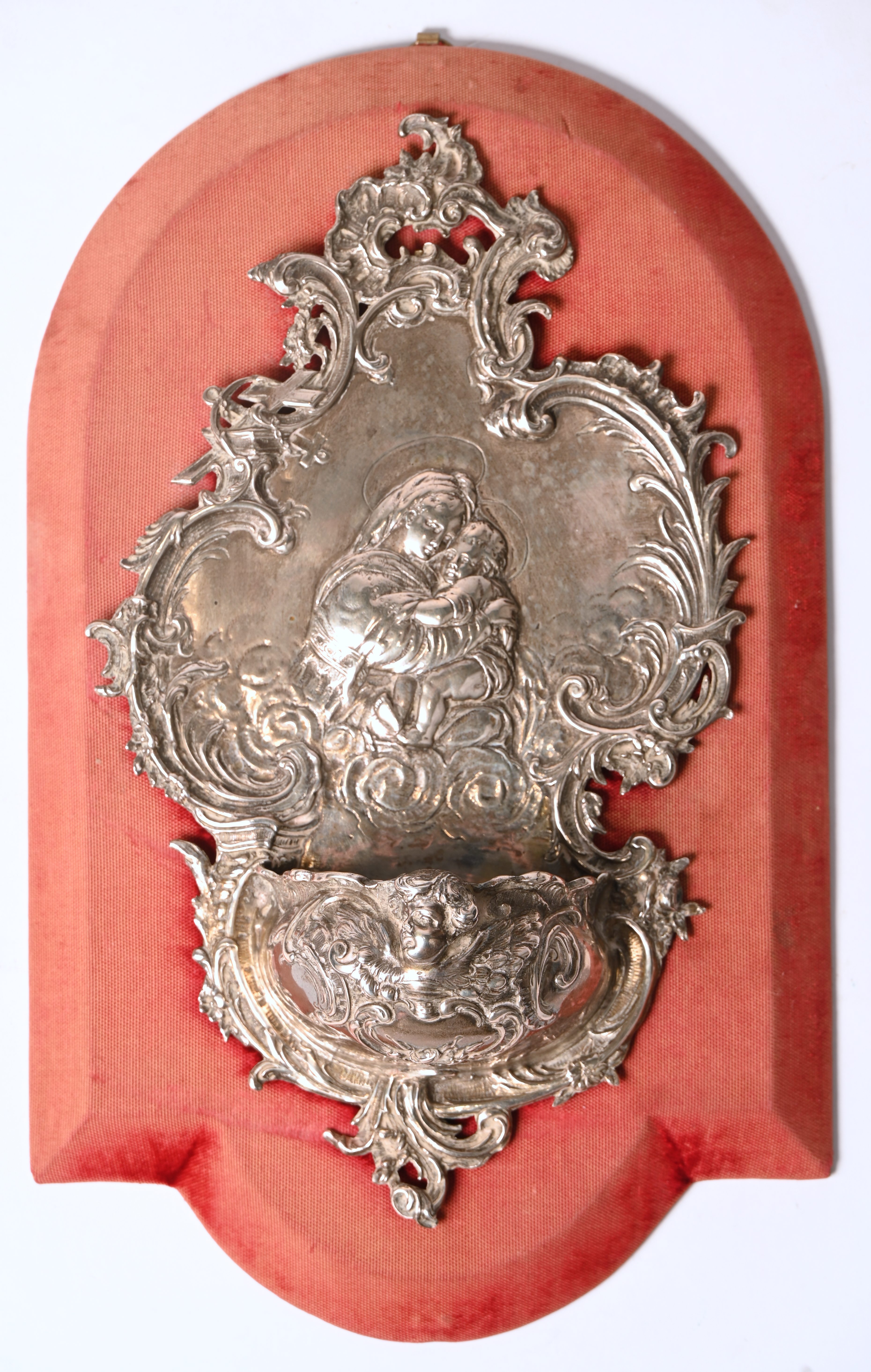 Een zilveren wijwatervat gedateerd 1896, Lodewijk XV stijl. 205 gram Een zilveren wijwatervat gedateerd 1896, Lodewijk XV stijl. 205 gram.