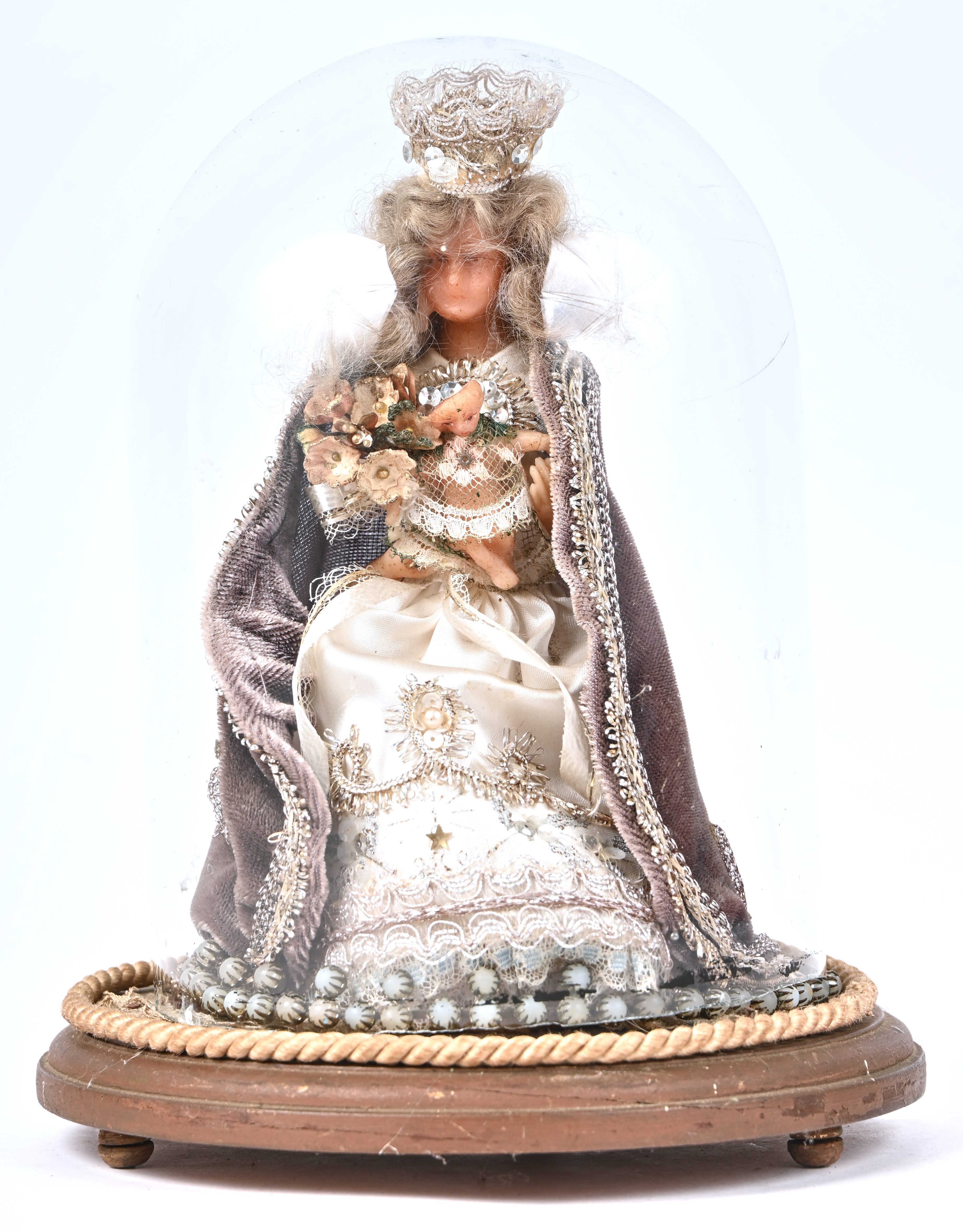 Een Madonna en kind onder glazen stolp Een Madonna en kind onder glazen stolp.