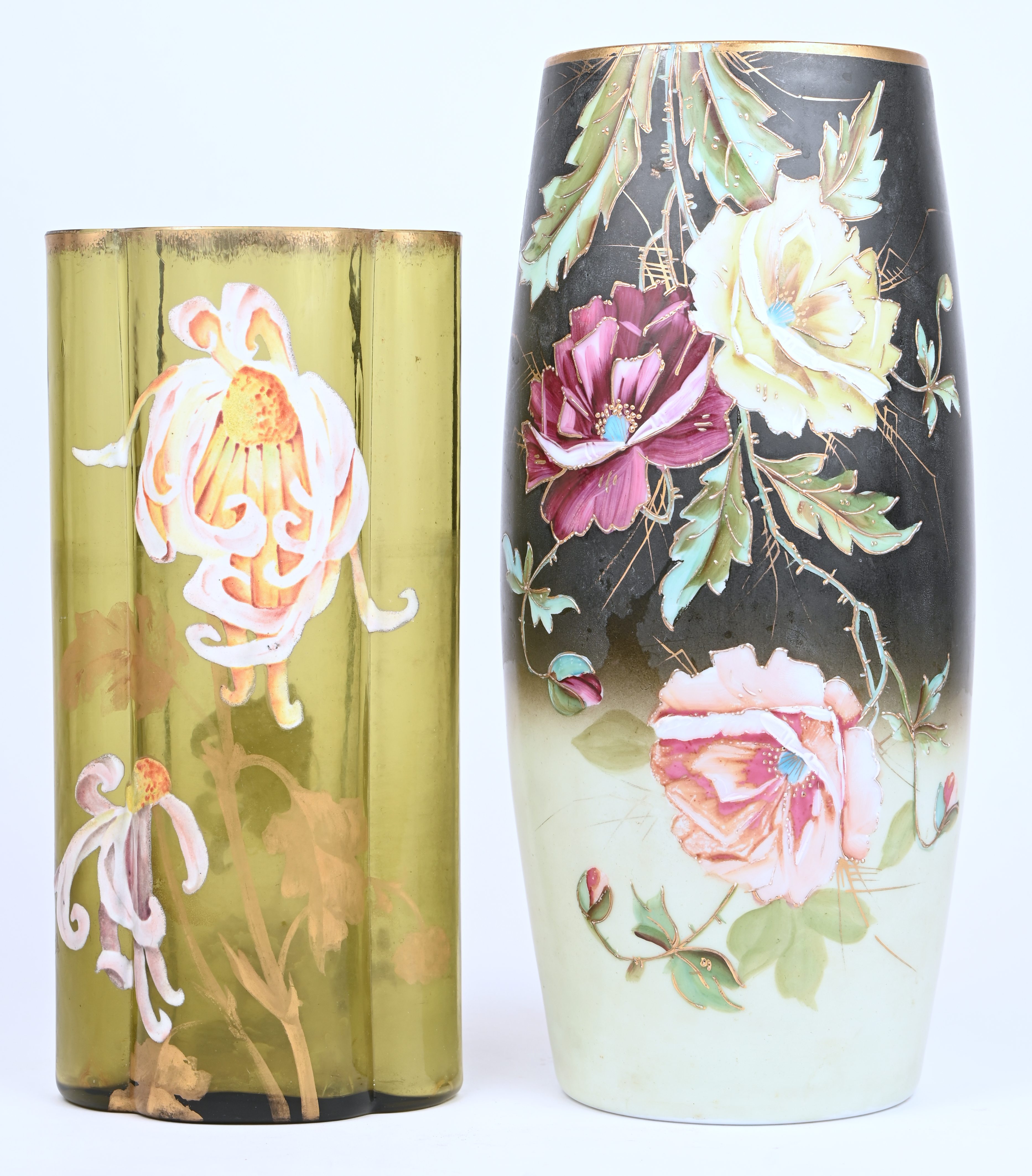 Een vaas van opaalglas met polychroom bloemendecor. Omstreeks 1920. Toegevoegd een geëmailleerd glazen vaas Een vaas van opaalglas met polychroom bloemendecor. Omstreeks 1920. Toegevoegd een geëmailleerd glazen vaas.