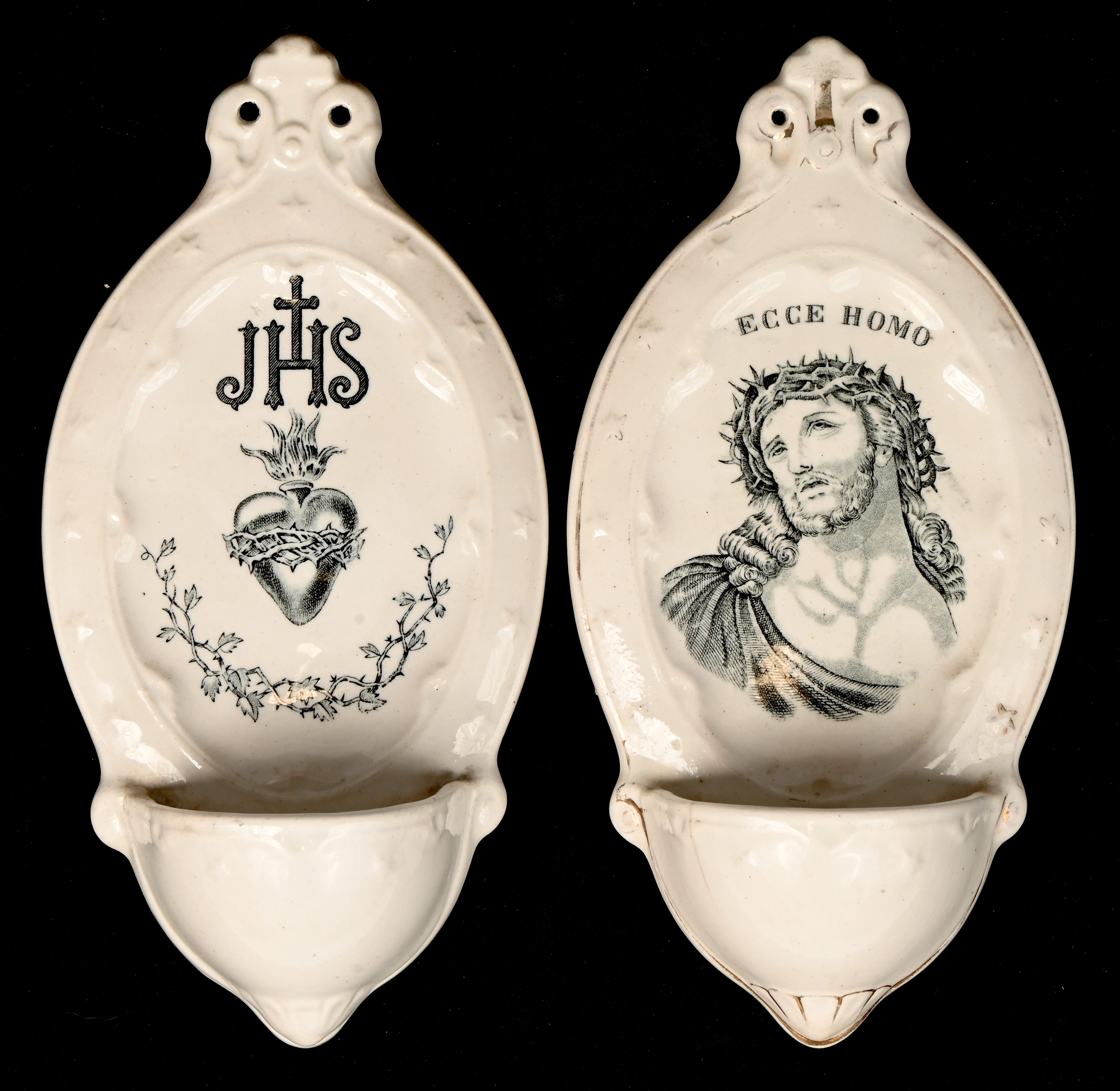 Een lot van 2 XIXde eeuwse porseleinen wijwatervaten, gemerkt P. Regout, Maastricht. Haarlijn Een lot van 2 XIXde eeuwse porseleinen wijwatervaten, gemerkt P. Regout, Maastricht. Haarlijn.