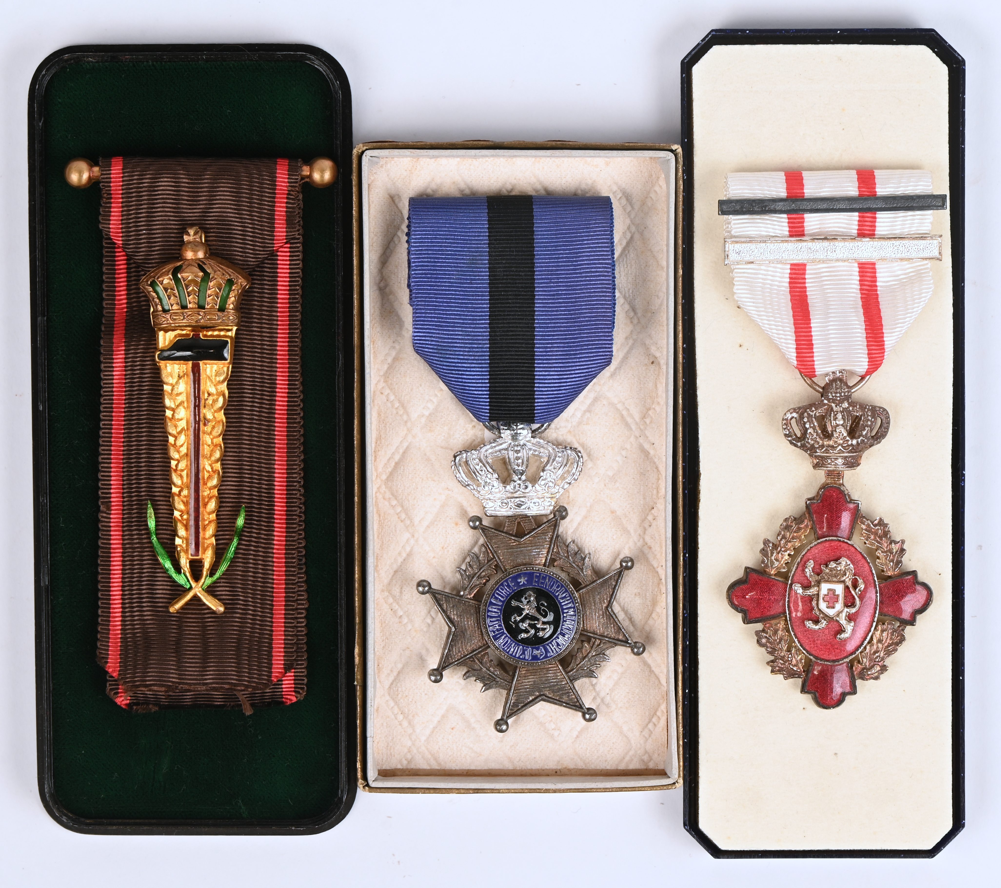 Een lot van 3 medailles bestaande uit een onderscheiding van het rode kruis, een militaire medaille, orde van Leopold II en een ereteken van arbeid Een lot van 3 medailles bestaande uit een onderscheiding van het rode kruis, een militaire medaille, orde van Leopold II en een ereteken van arbeid.