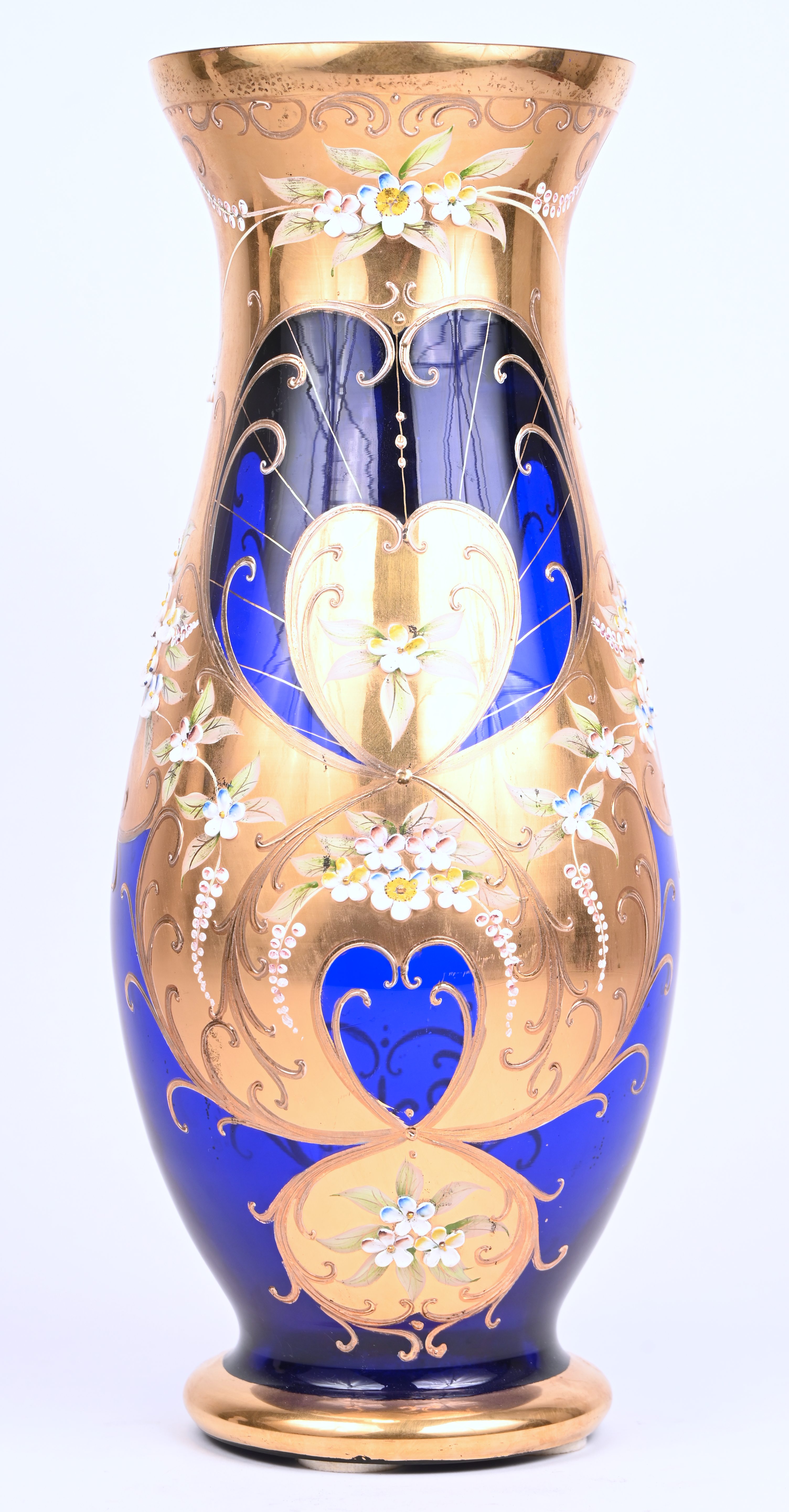Een blauw glazen vaas, Egermann Bohemia, met goudkleurige decoratie en emaille bloemetjes Een blauw glazen vaas, Egermann Bohemia, met goudkleurige decoratie en emaille bloemetjes.