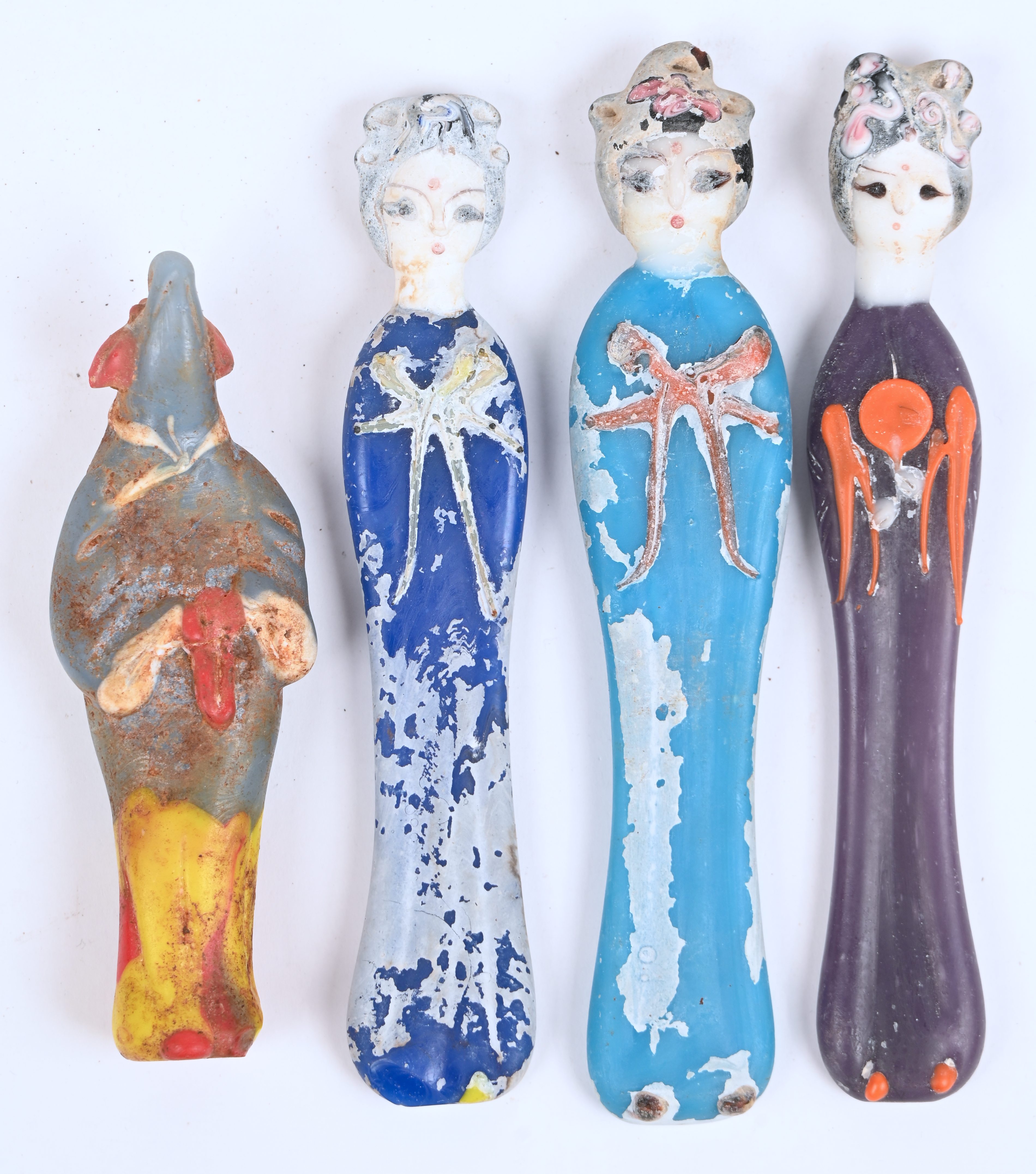 Vier Chinese sculptuurtjes van meerkleurig glaspaste: drie vrouwen en een zodiac dier. In de stijl van de Ming Dynastie Vier Chinese sculptuurtjes van meerkleurig glaspaste: drie vrouwen en een zodiac dier. In de stijl van de Ming Dynastie.