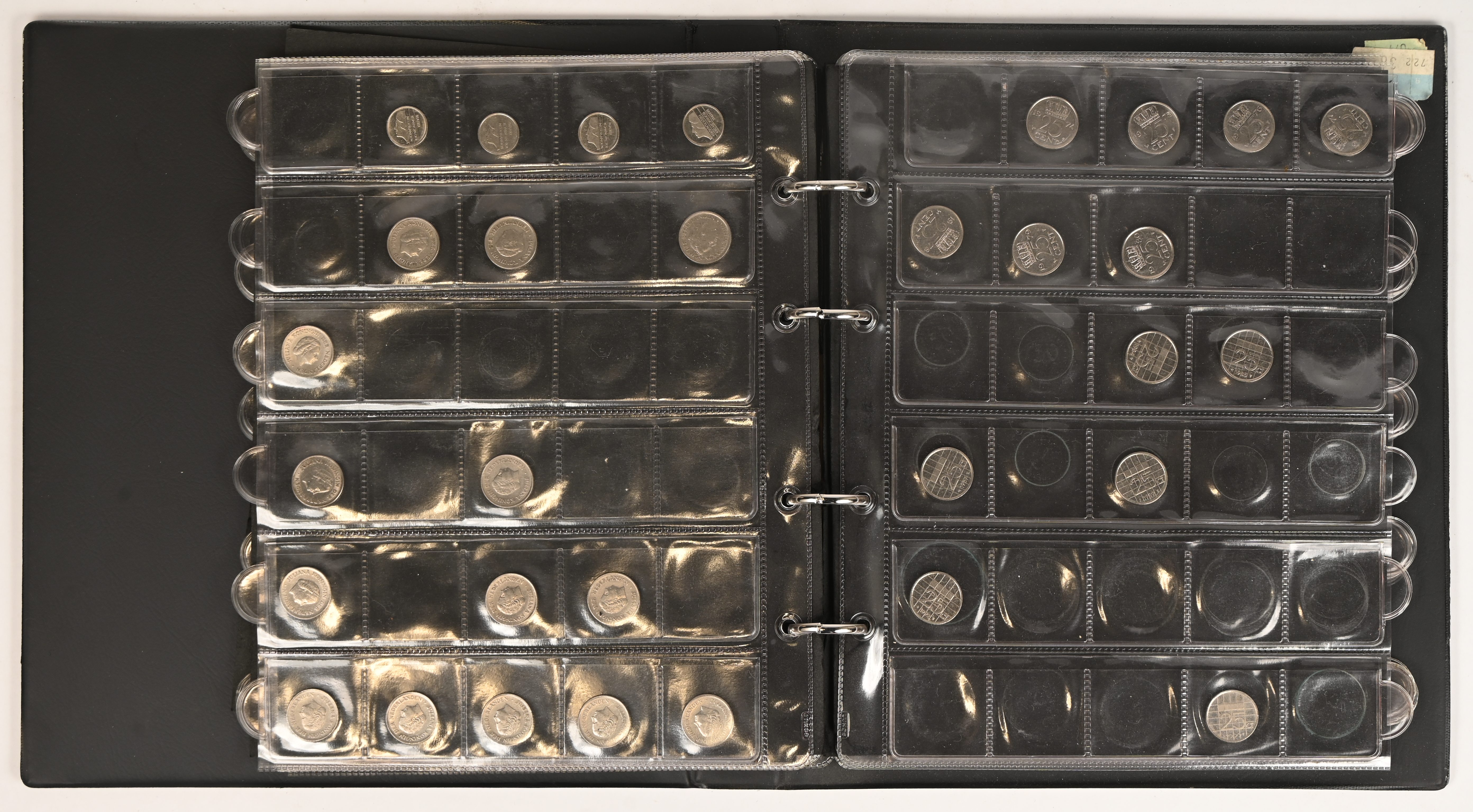 Een deels gevulde farde met munten, voornamelijk Nederlandse guldens. Geen zilver Een deels gevulde farde met munten, voornamelijk Nederlandse guldens. Geen zilver.