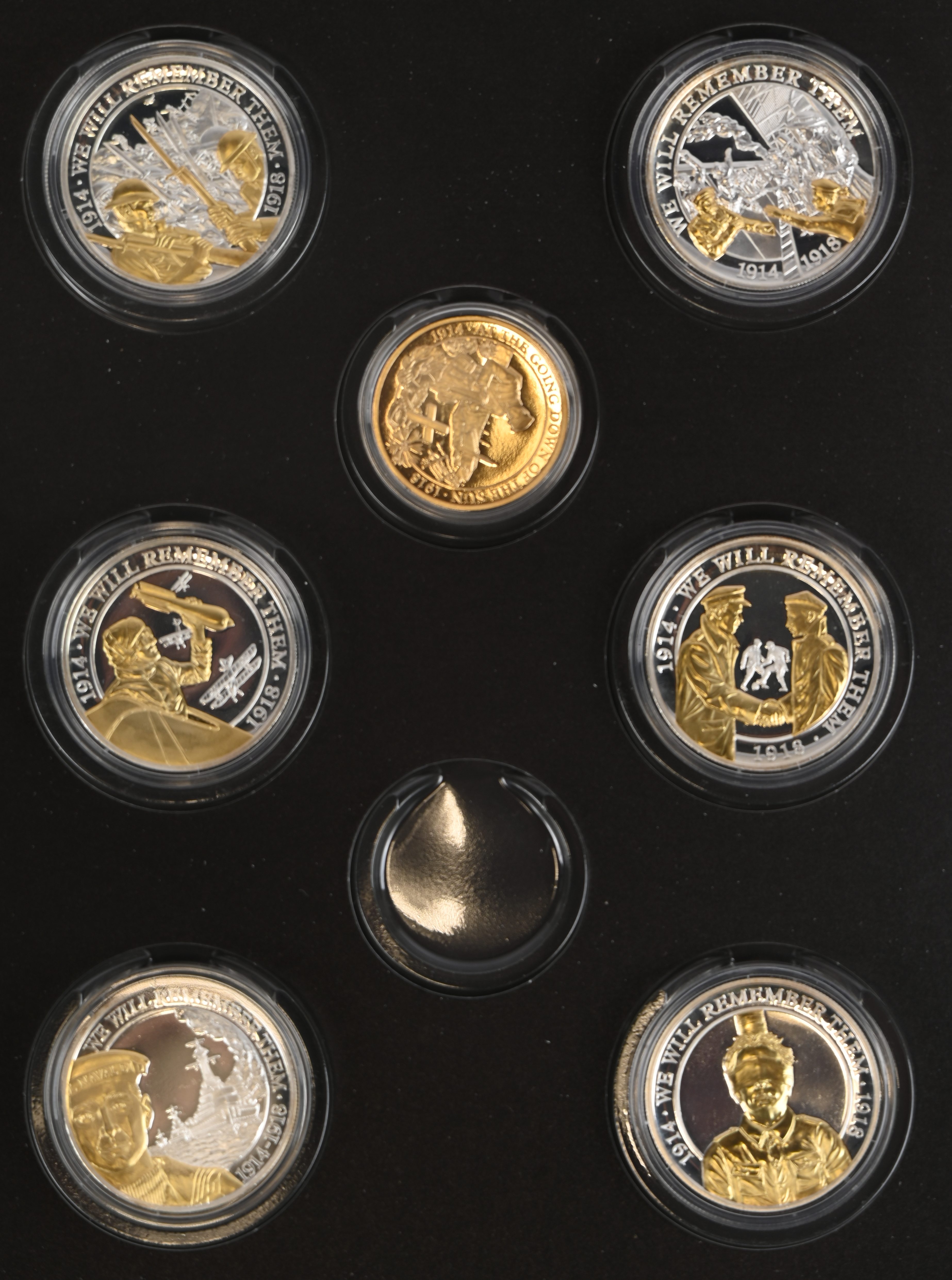 Twee fardes en één grote herdenkingsmunt, uitgegeven door het Belgisch Munthuis. In samenwerking met ‘In Flanders Field Museum’ en het ‘Bastogne War Museum. Uit elke farde ontbreekt één munt. Koper/nikkel met verzilverde en vergulde delen Twee fardes en één grote herdenkingsmunt, uitgegeven door het Belgisch Munthuis. In samenwerking met ‘In Flanders Field Museum’ en het ‘Bastogne War Museum. Uit elke farde ontbreekt één munt. Koper/nikkel met verzilverde en vergulde delen.