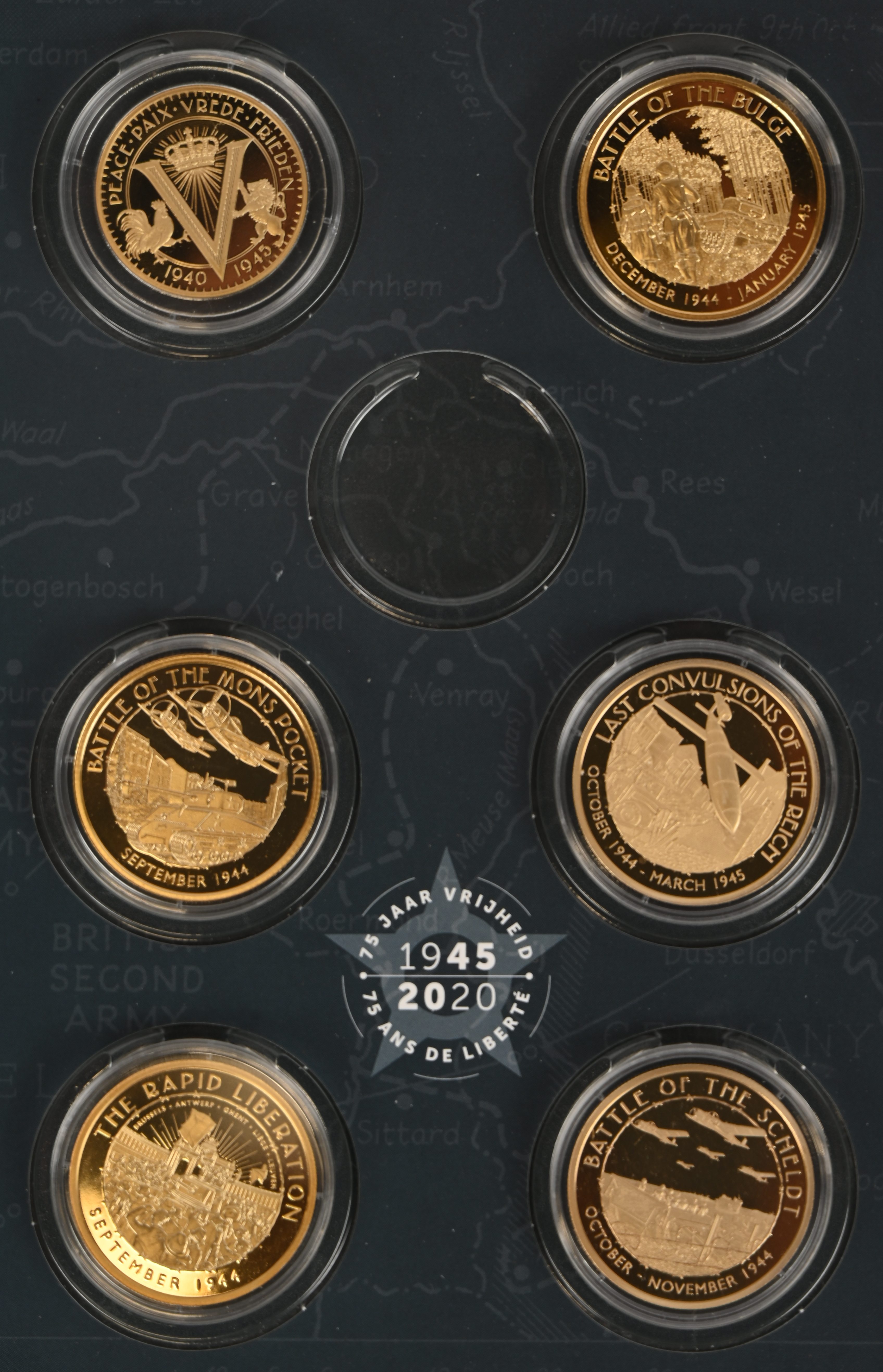 Twee fardes en één grote herdenkingsmunt, uitgegeven door het Belgisch Munthuis. In samenwerking met ‘In Flanders Field Museum’ en het ‘Bastogne War Museum. Uit elke farde ontbreekt één munt. Koper/nikkel met verzilverde en vergulde delen Twee fardes en één grote herdenkingsmunt, uitgegeven door het Belgisch Munthuis. In samenwerking met ‘In Flanders Field Museum’ en het ‘Bastogne War Museum. Uit elke farde ontbreekt één munt. Koper/nikkel met verzilverde en vergulde delen.