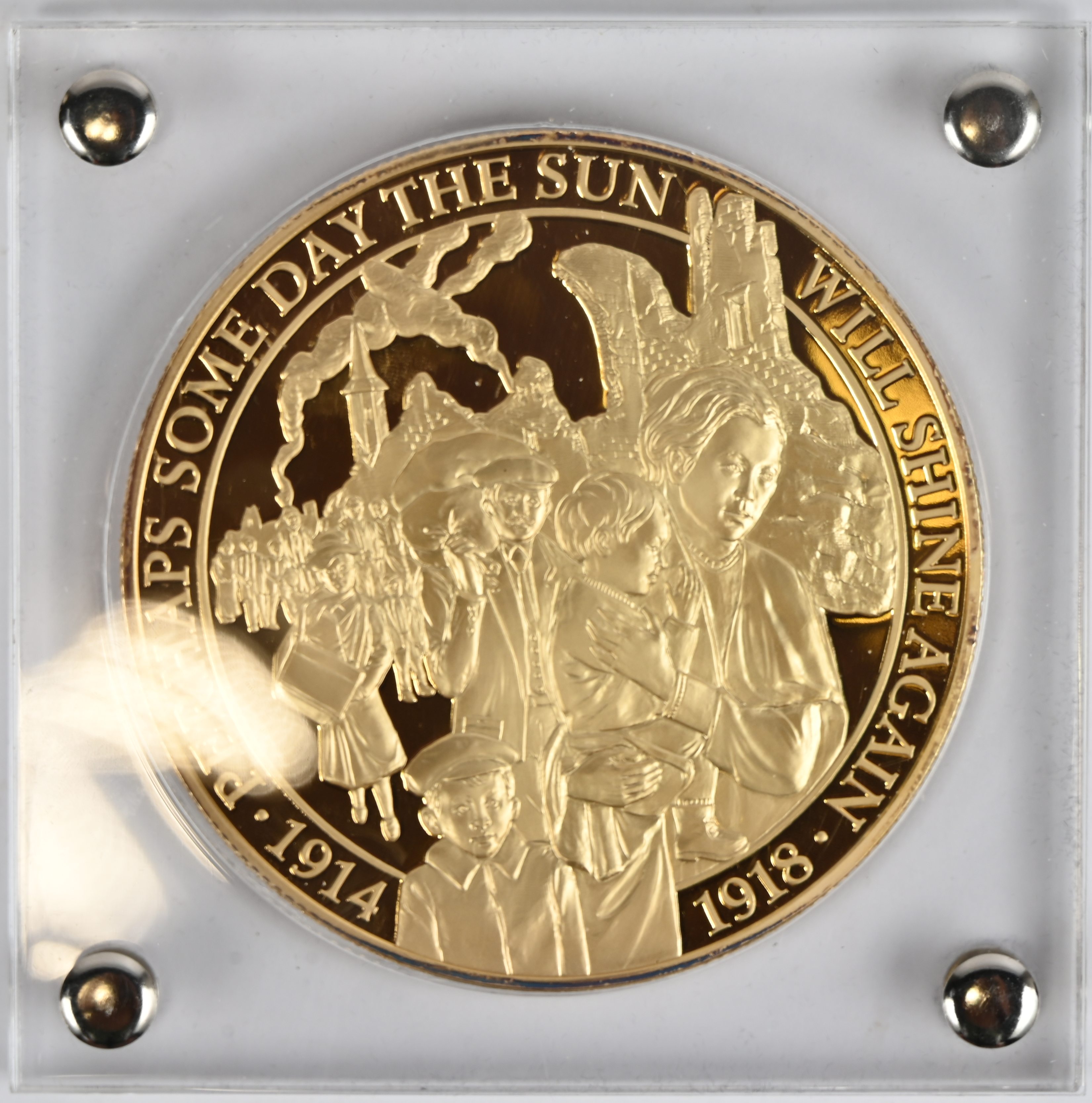 Twee fardes en één grote herdenkingsmunt, uitgegeven door het Belgisch Munthuis. In samenwerking met ‘In Flanders Field Museum’ en het ‘Bastogne War Museum. Uit elke farde ontbreekt één munt. Koper/nikkel met verzilverde en vergulde delen Twee fardes en één grote herdenkingsmunt, uitgegeven door het Belgisch Munthuis. In samenwerking met ‘In Flanders Field Museum’ en het ‘Bastogne War Museum. Uit elke farde ontbreekt één munt. Koper/nikkel met verzilverde en vergulde delen.