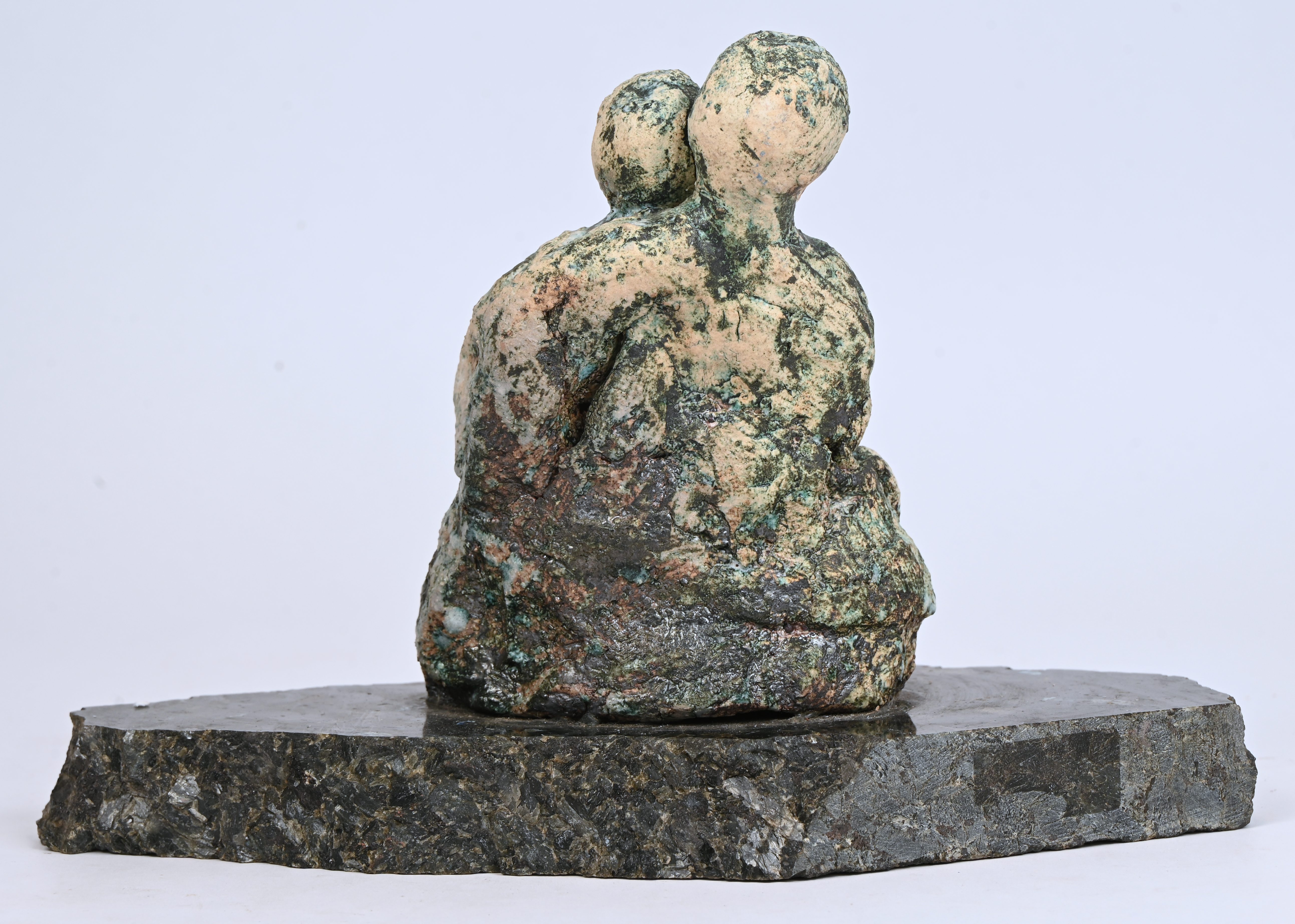 Een abstract expressionistisch beeldje van gepatineerd keremiek op een marmeren voet. Niet getekend Een abstract expressionistisch beeldje van gepatineerd keremiek op een marmeren voet. Niet getekend.