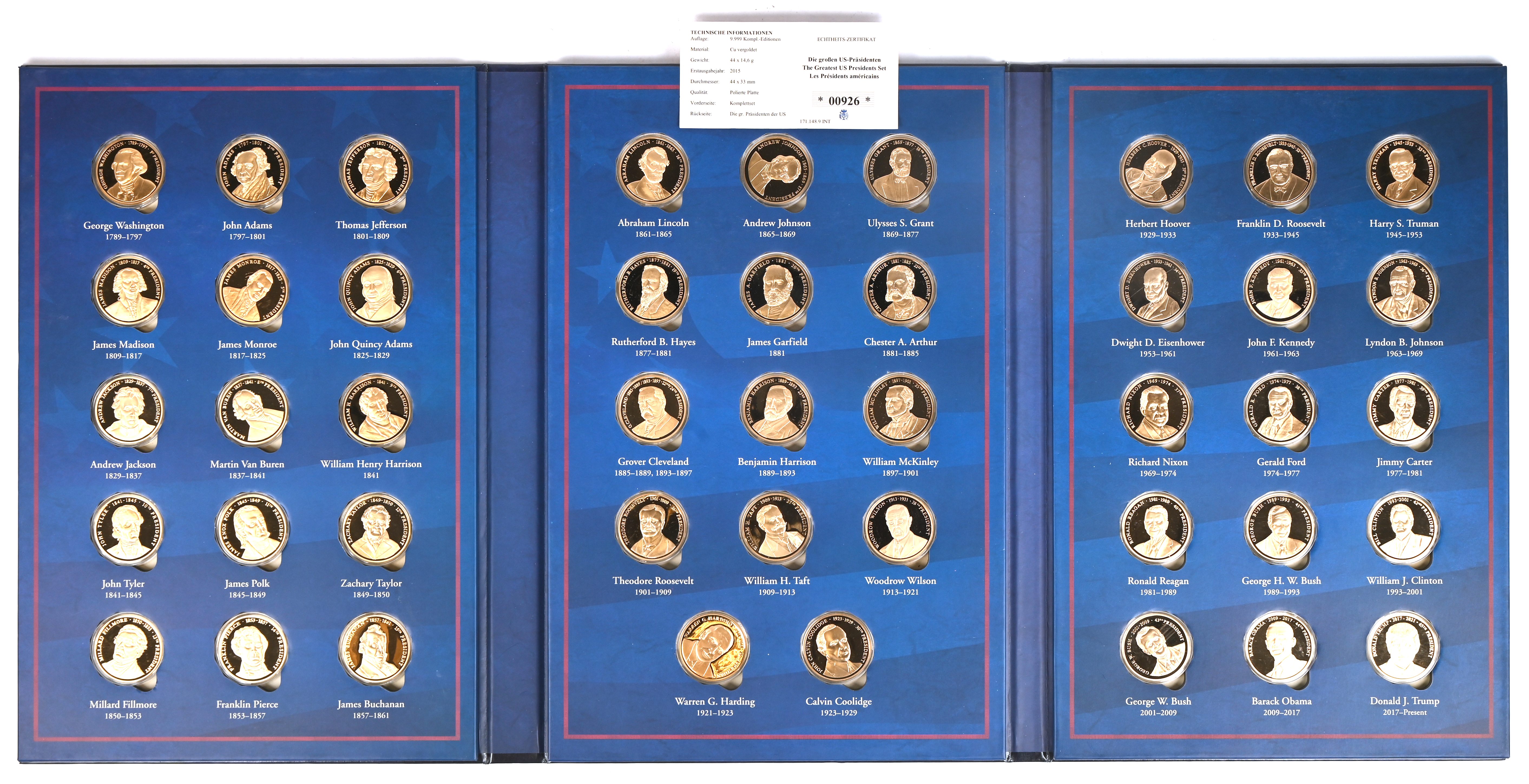 Een farde met 44 penningen, met de afbeelding van Amerikaanse presidenten. Washington tot Trump 1. Van verguld koper Een farde met 44 penningen, met de afbeelding van Amerikaanse presidenten. Washington tot Trump 1. Van verguld koper.