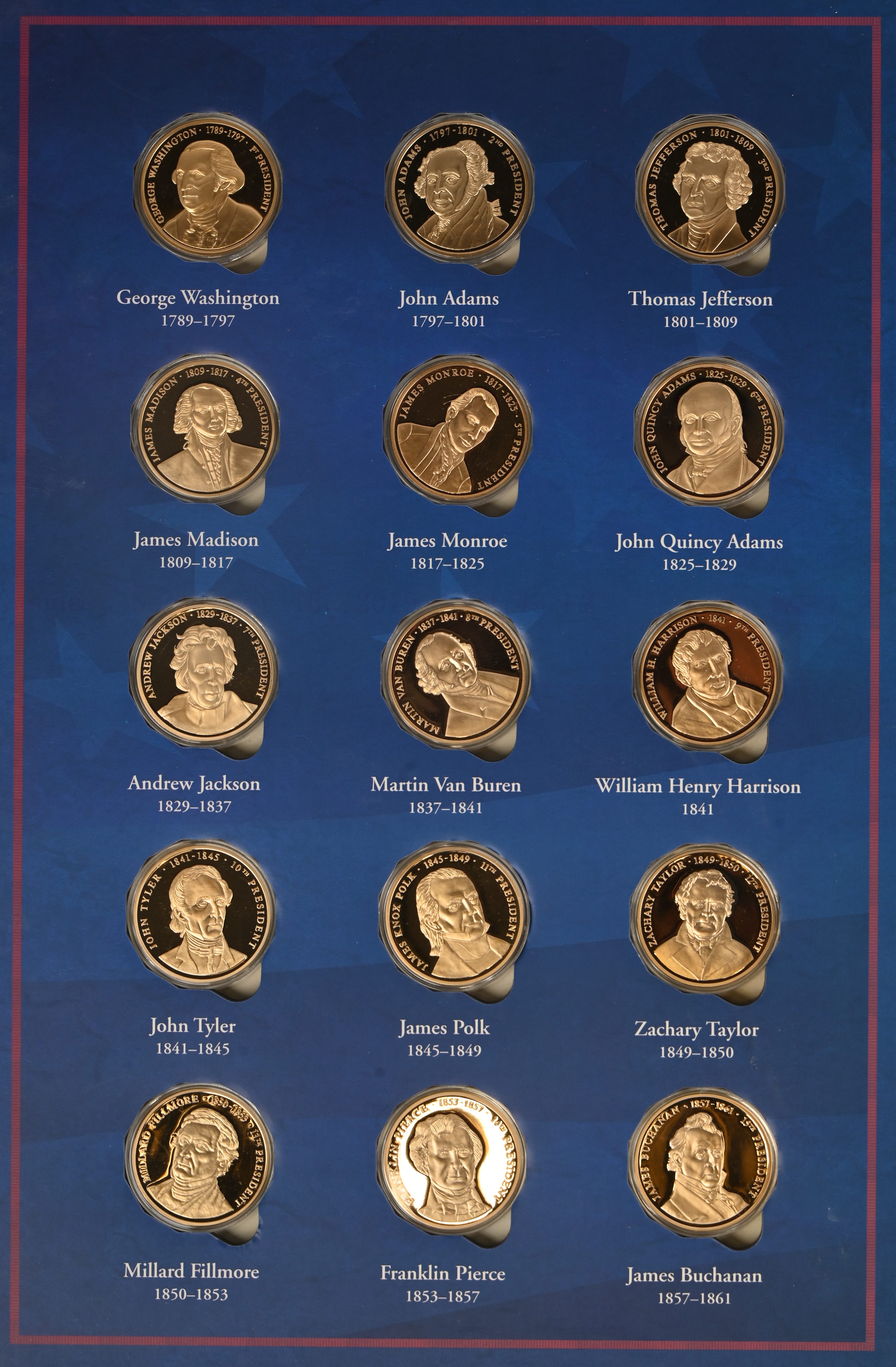 Een farde met 44 penningen, met de afbeelding van Amerikaanse presidenten. Washington tot Trump 1. Van verguld koper Een farde met 44 penningen, met de afbeelding van Amerikaanse presidenten. Washington tot Trump 1. Van verguld koper.