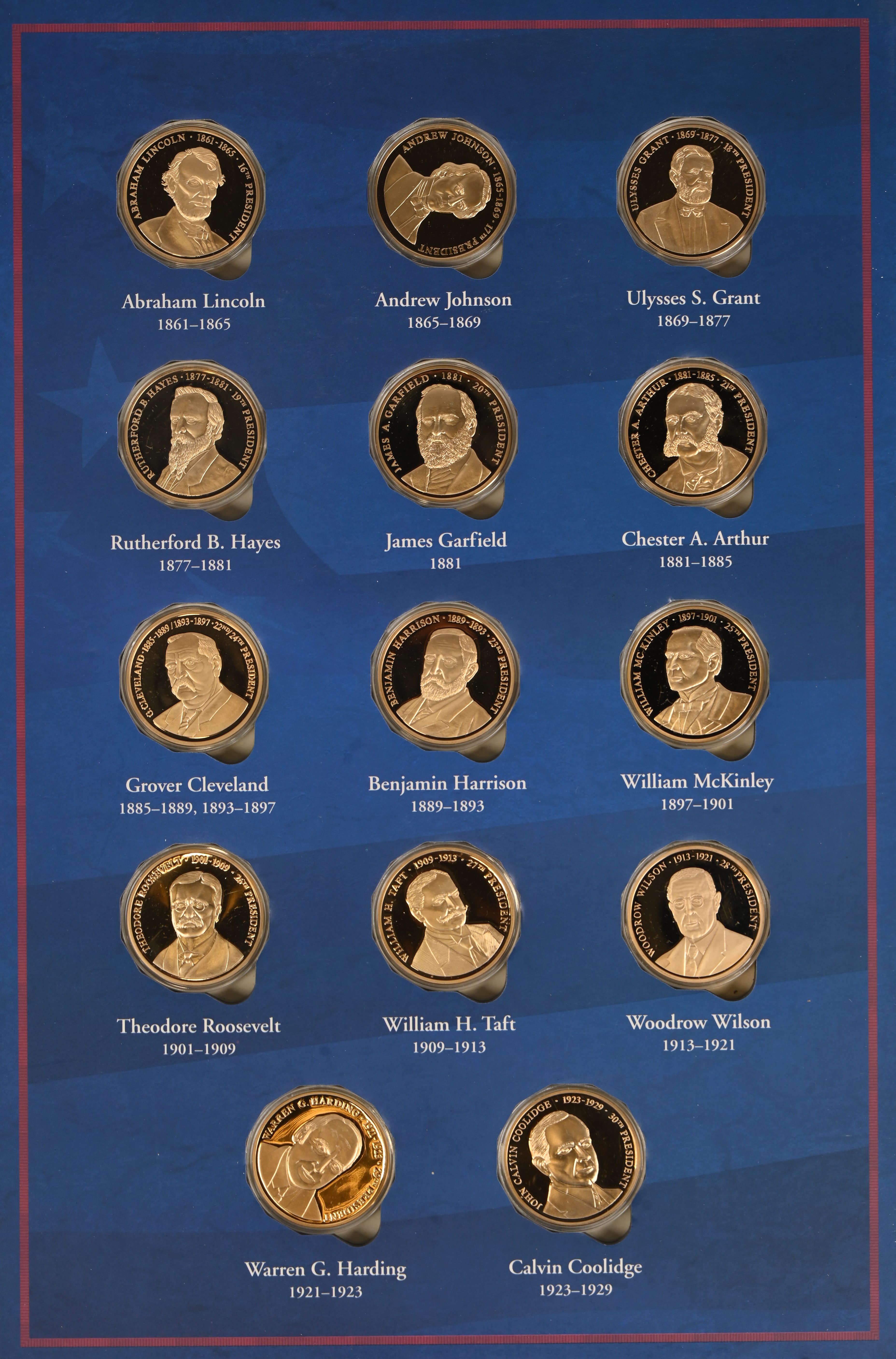 Een farde met 44 penningen, met de afbeelding van Amerikaanse presidenten. Washington tot Trump 1. Van verguld koper Een farde met 44 penningen, met de afbeelding van Amerikaanse presidenten. Washington tot Trump 1. Van verguld koper.