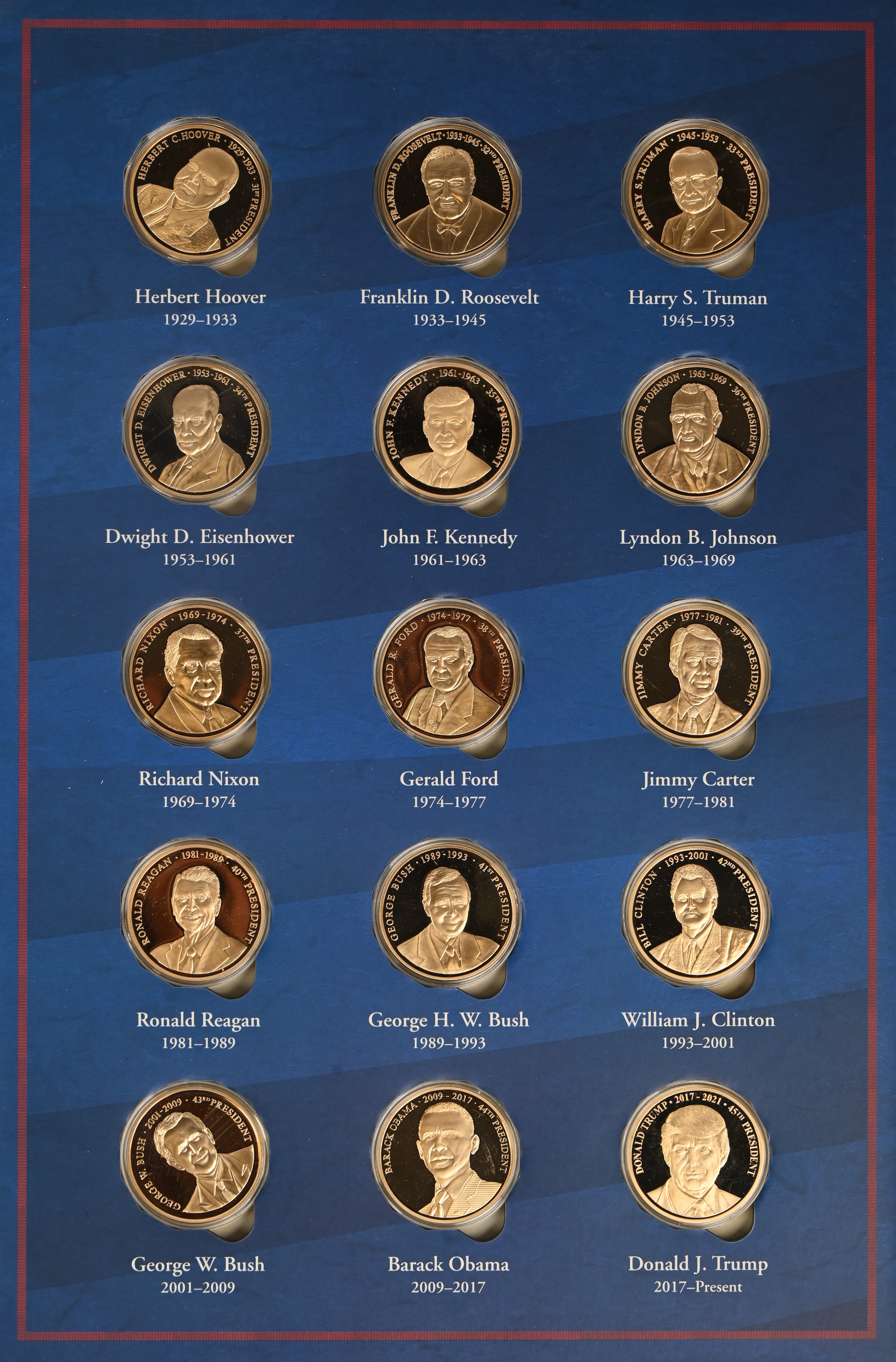 Een farde met 44 penningen, met de afbeelding van Amerikaanse presidenten. Washington tot Trump 1. Van verguld koper Een farde met 44 penningen, met de afbeelding van Amerikaanse presidenten. Washington tot Trump 1. Van verguld koper.