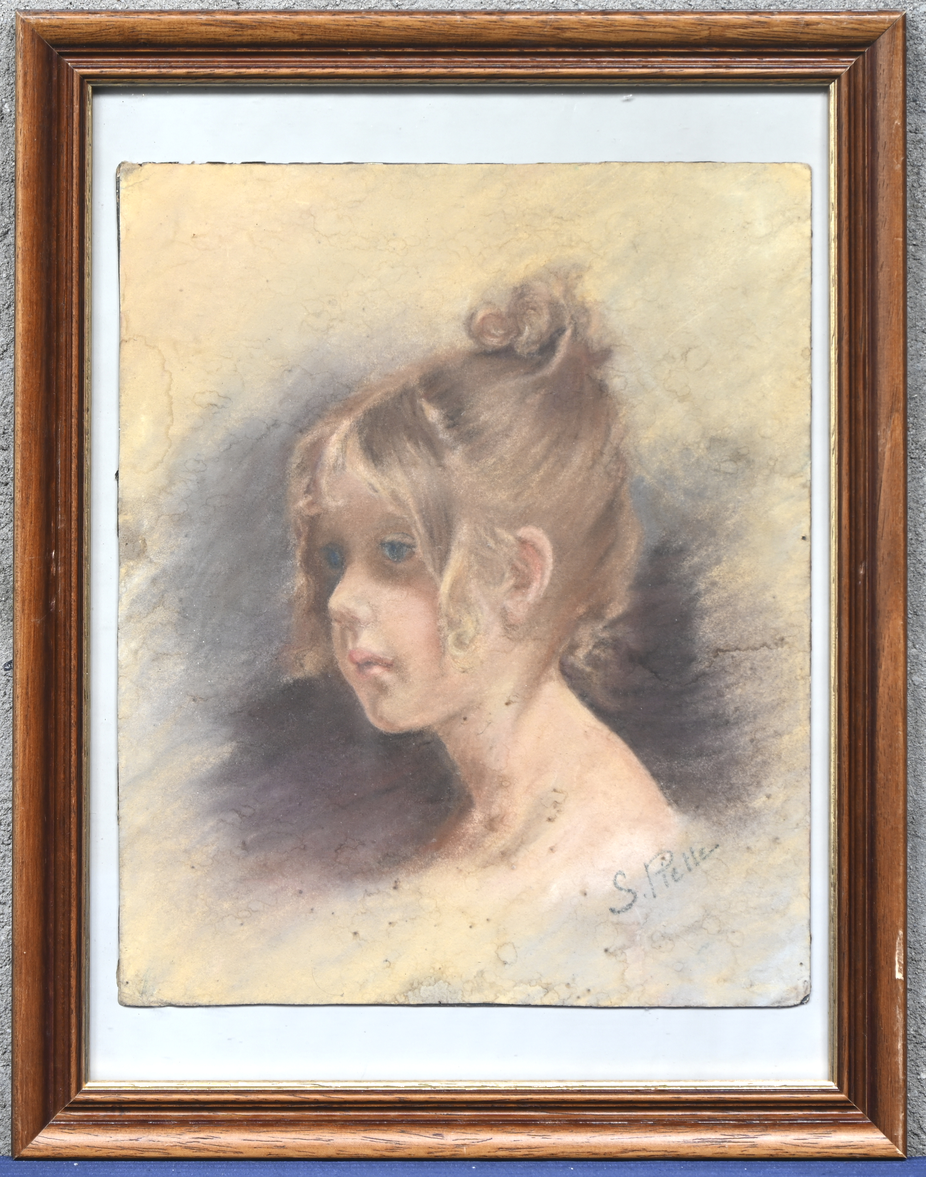 ‘Portret van een jong meisje’, een krijttekening op papier. Getekend S. Piette ‘Portret van een jong meisje’, een krijttekening op papier. Getekend S. Piette.