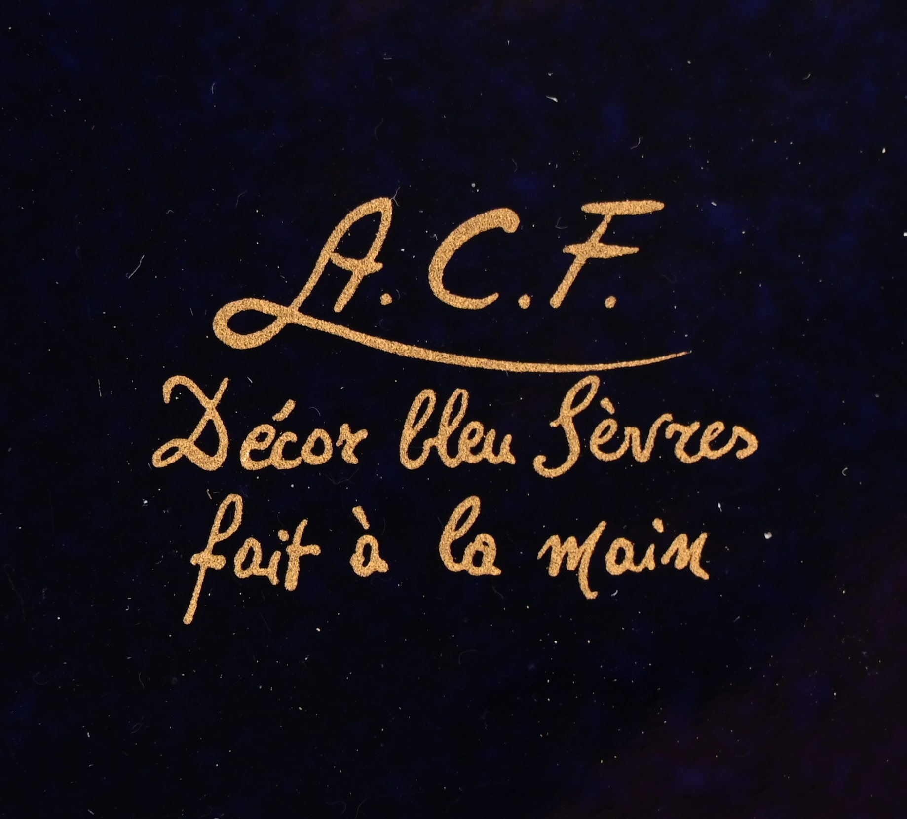 Een porseleinen schaal met messing handvatten en onderstel, onderaan opschrift’A.C.F. Décor bleu Sèvres - fait à la main Een porseleinen schaal met messing handvatten en onderstel, onderaan opschrift’A.C.F. Décor bleu Sèvres - fait à la main.