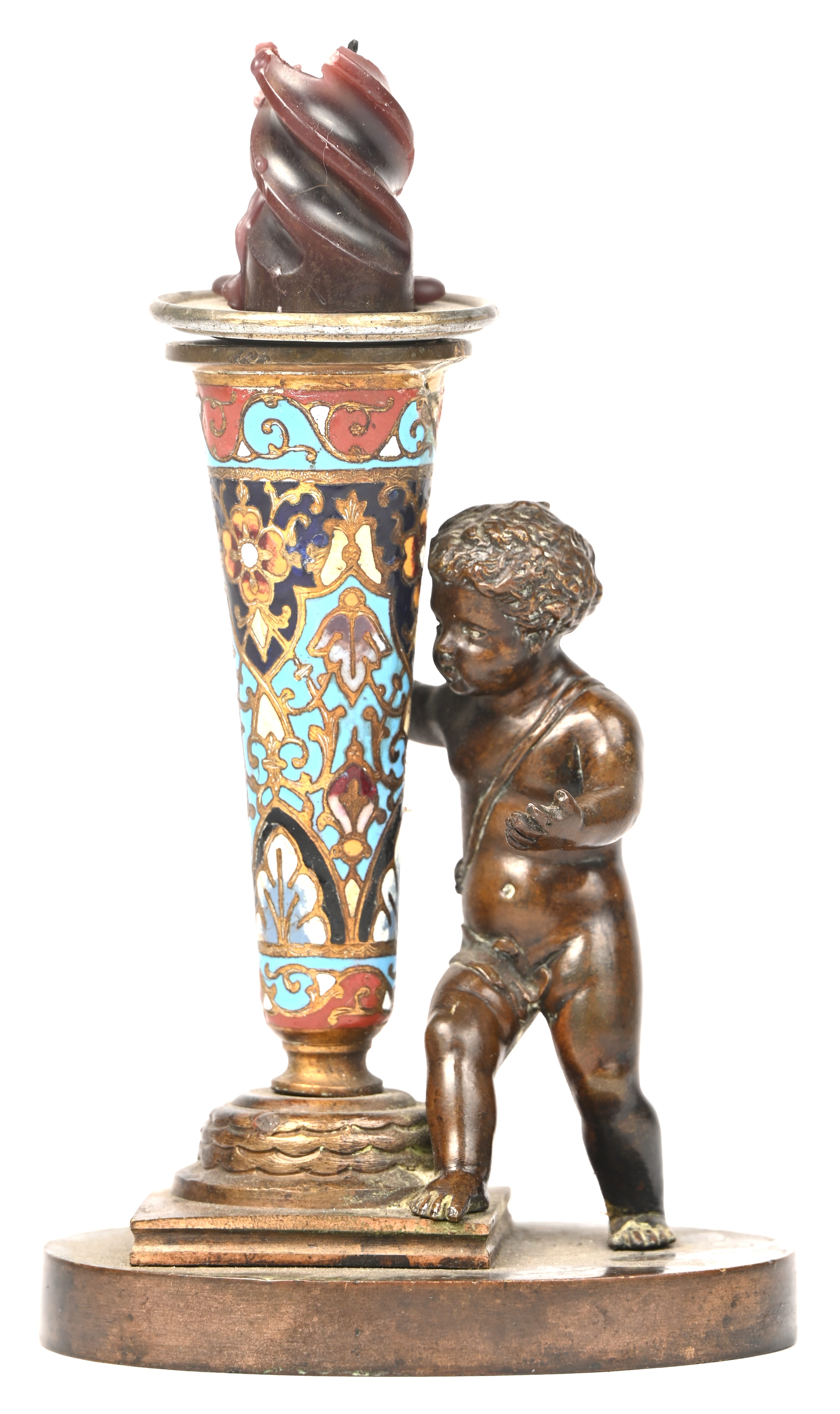 Een cloisonné kandelaartje geflankeerd door een bronzen putti Een cloisonné kandelaartje geflankeerd door een bronzen putti.