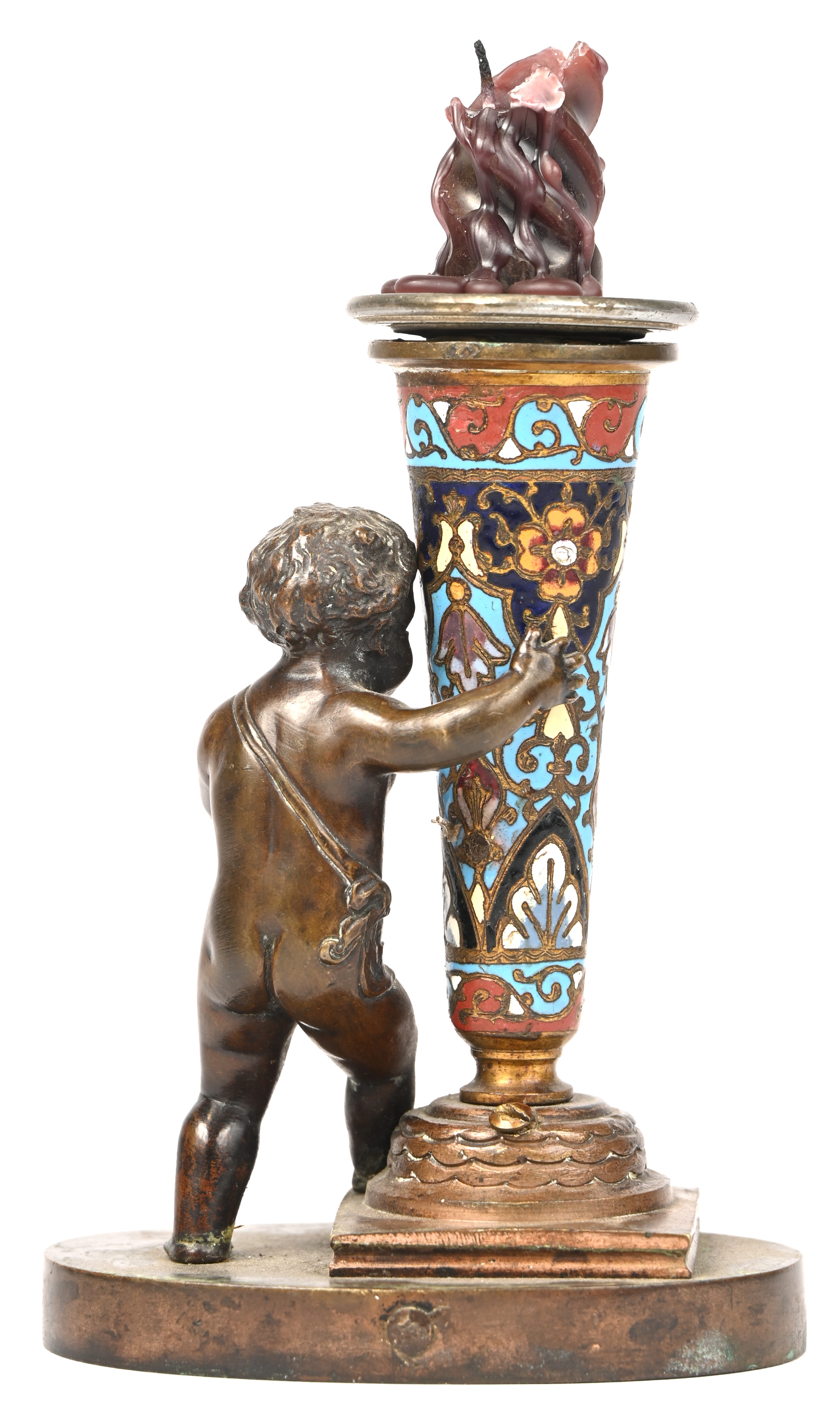 Een cloisonné kandelaartje geflankeerd door een bronzen putti Een cloisonné kandelaartje geflankeerd door een bronzen putti.