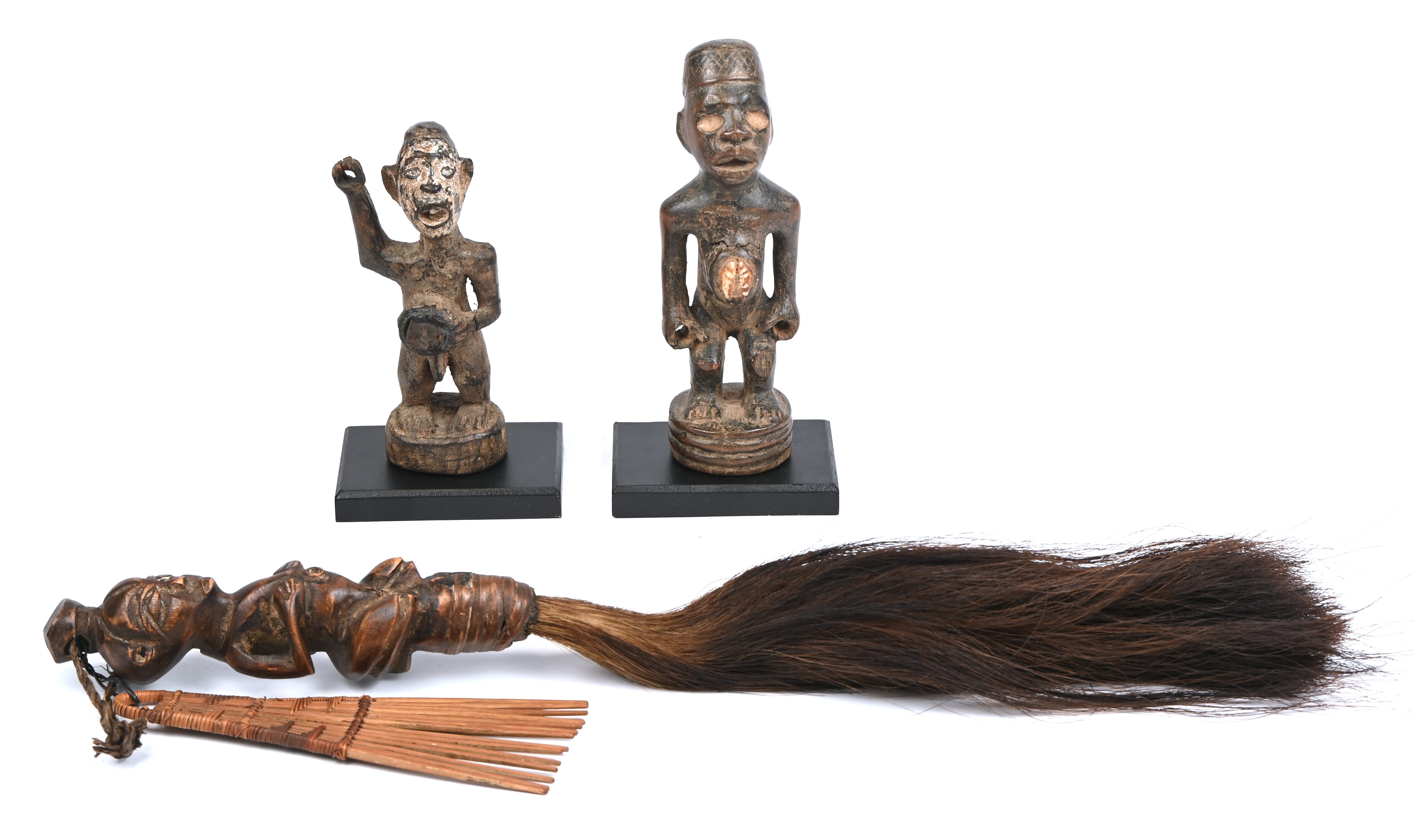 Twee afrikaanse beeldjes en een vliegenmepper Twee afrikaanse beeldjes en een vliegenmepper.