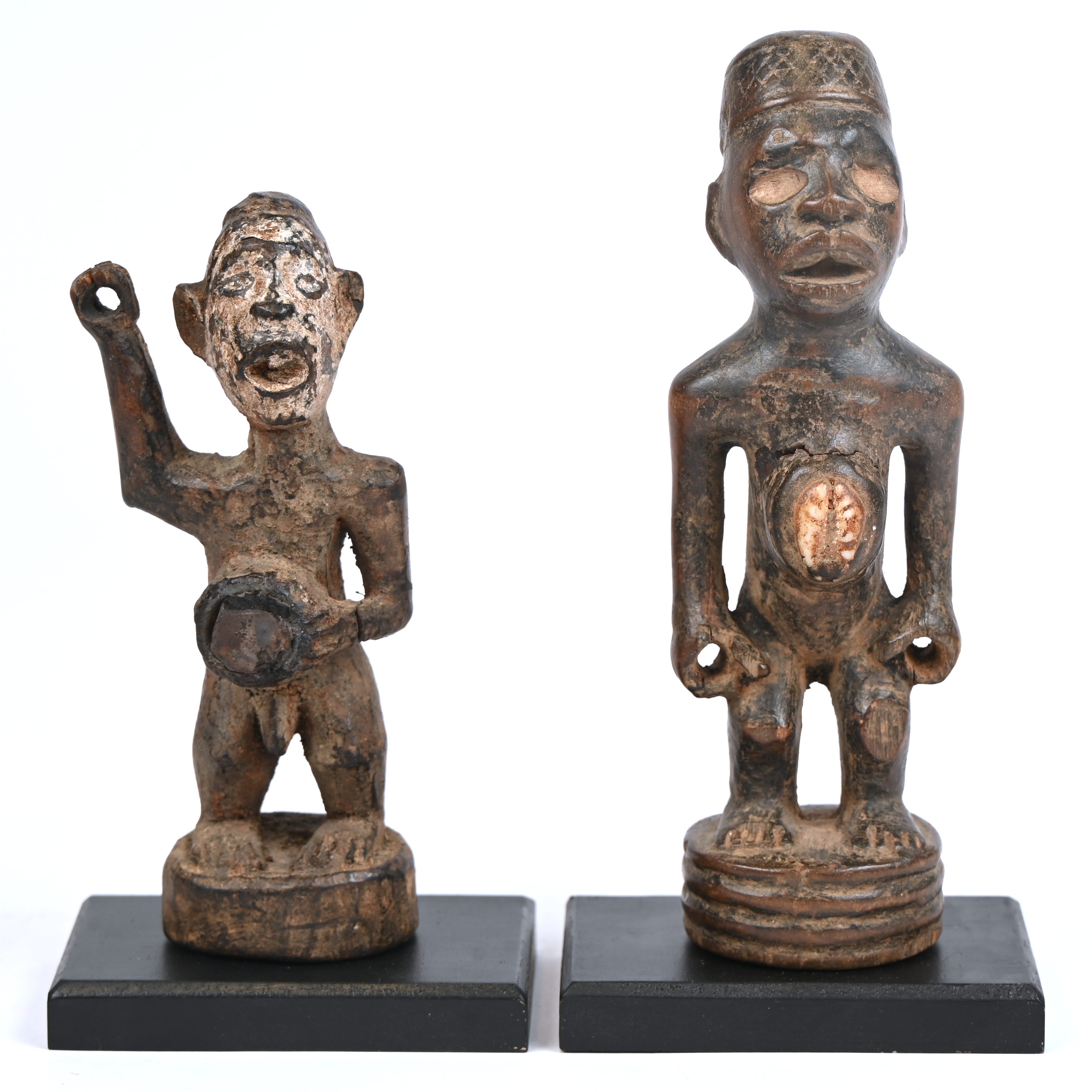 Twee afrikaanse beeldjes en een vliegenmepper Twee afrikaanse beeldjes en een vliegenmepper.