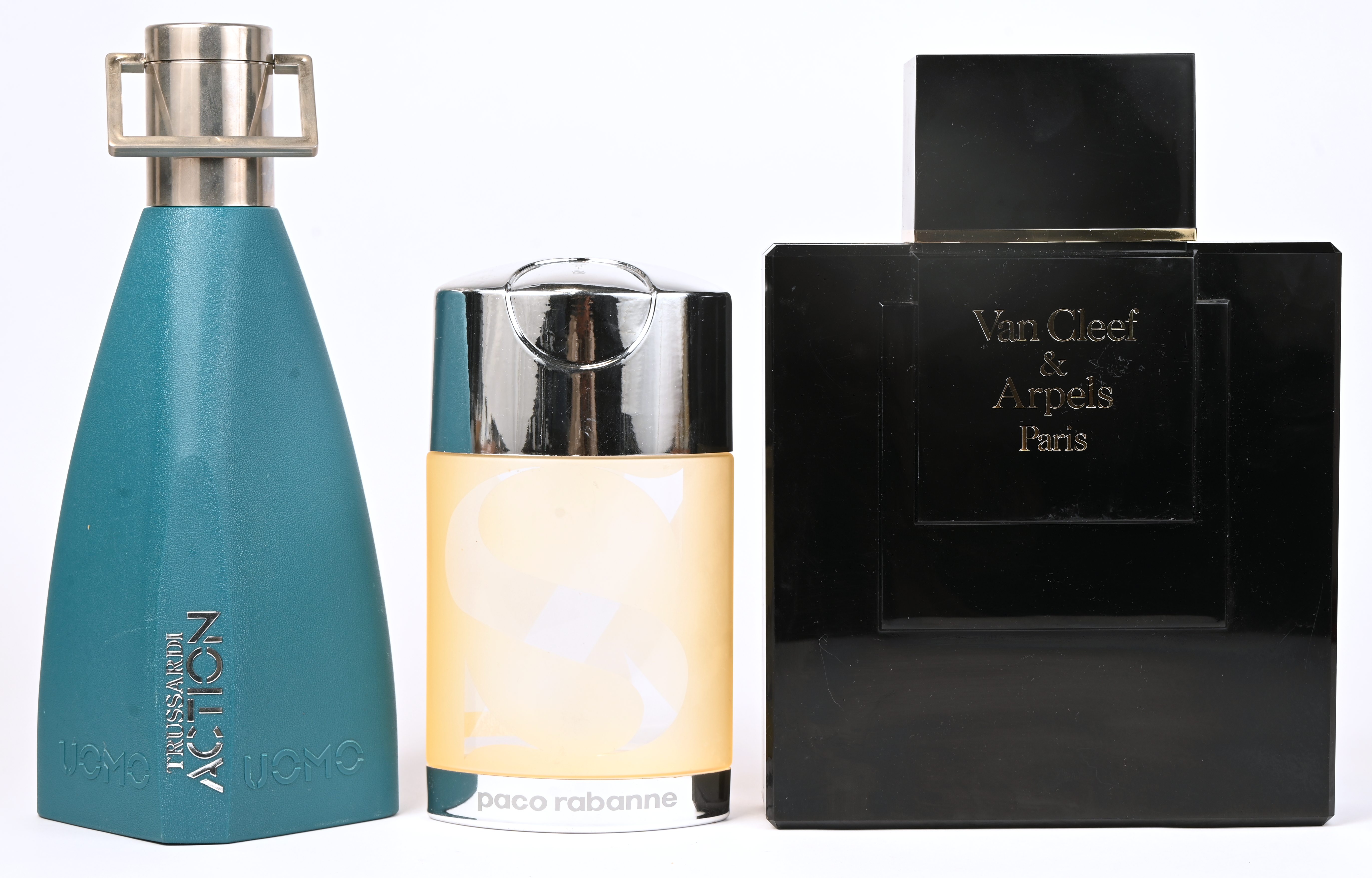 Een lot van 3 xxl display parfumflessen: Van Cleef & Arpels Paris, Paco Rabanne XS Pour Elle en Trussardi Action Uomo Een lot van 3 xxl display parfumflessen: Van Cleef & Arpels Paris, Paco Rabanne XS Pour Elle en Trussardi Action Uomo.