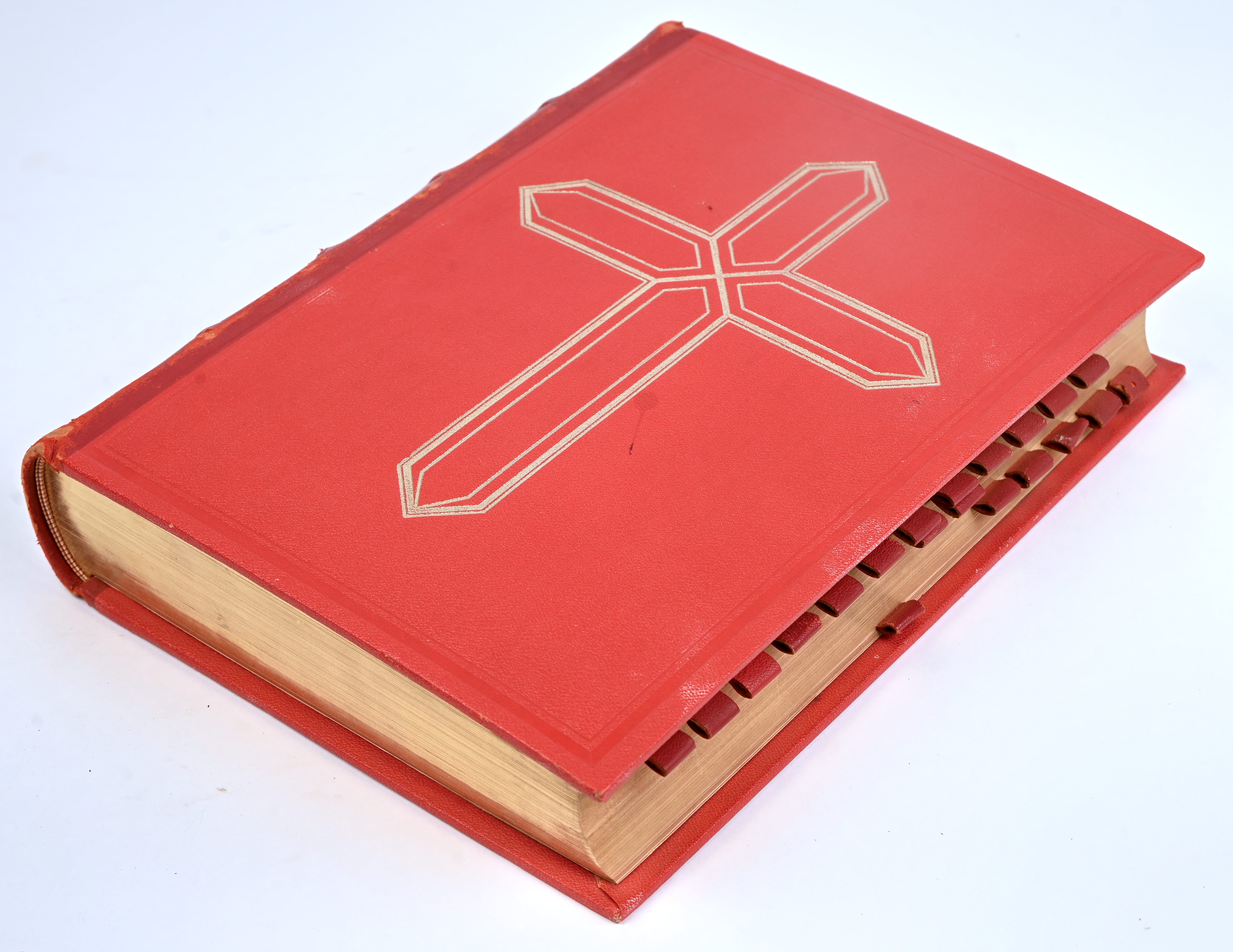 “Missale Romanum”, een grote misaal uit het midden van de vorige eeuw. Sumptibus et typis H. Dessain “Missale Romanum”, een grote misaal uit het midden van de vorige eeuw. Sumptibus et typis H. Dessain.