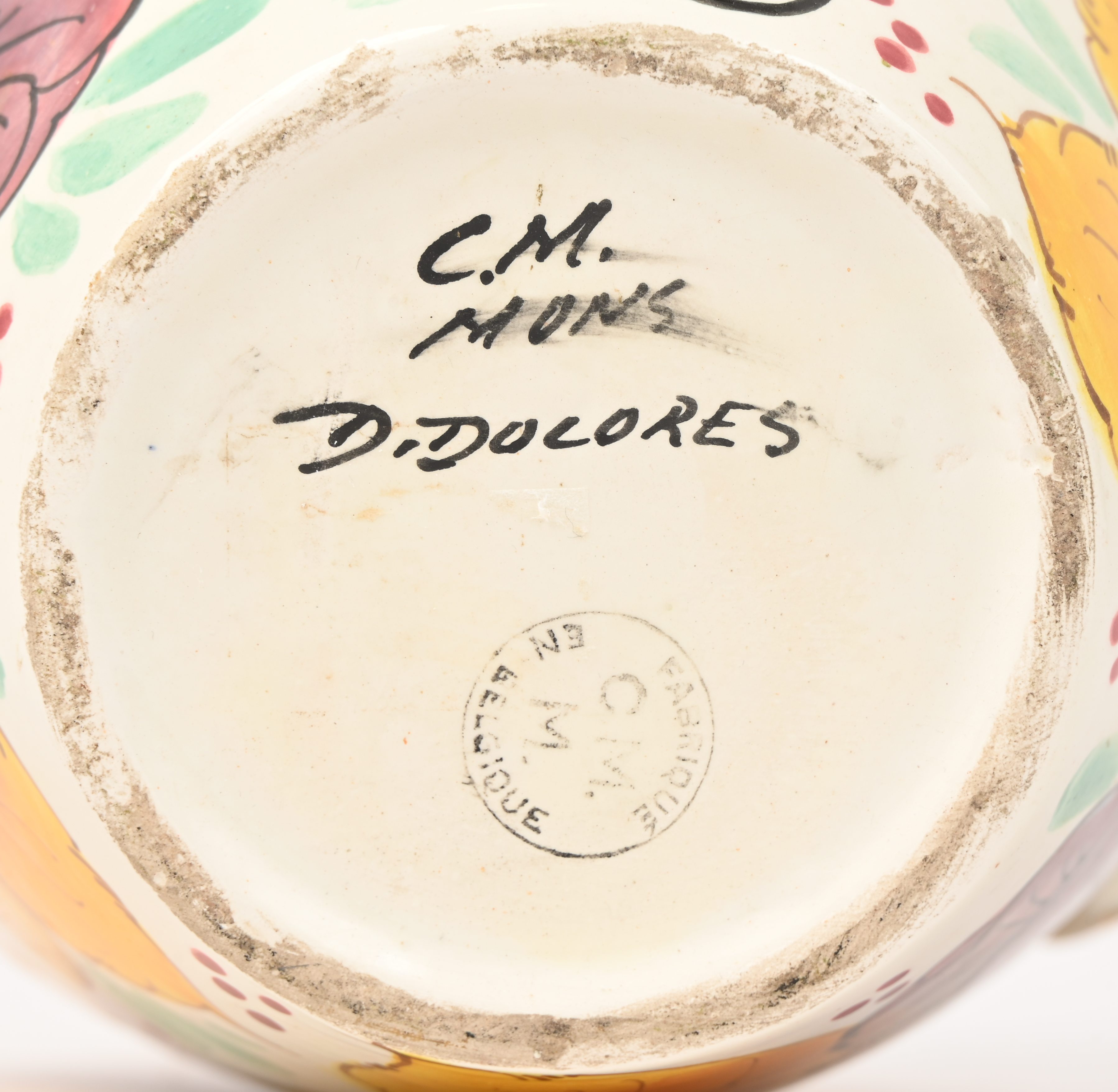 Een kleurrijke art deco vaas met bloemendecor. Gemerkt onderaan G.M.Mons en getekend D. Dolores Een kleurrijke art deco vaas met bloemendecor. Gemerkt onderaan G.M.Mons en getekend D. Dolores.