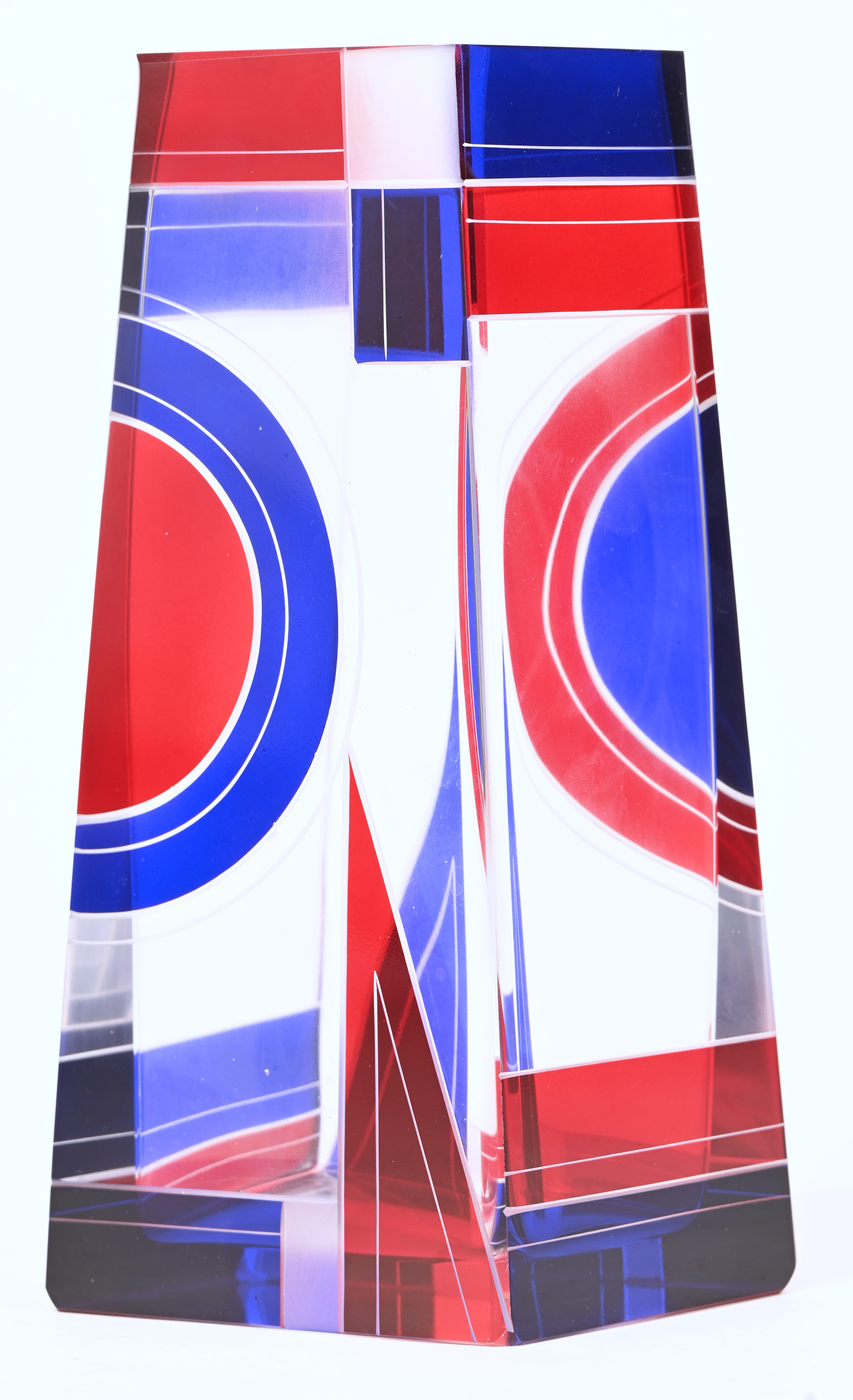 Een glazen vaas met meerkleurig geometrisch decor, gemerkt Bohemia - Art Glass Een glazen vaas met meerkleurig geometrisch decor, gemerkt Bohemia - Art Glass. Carl Palda?